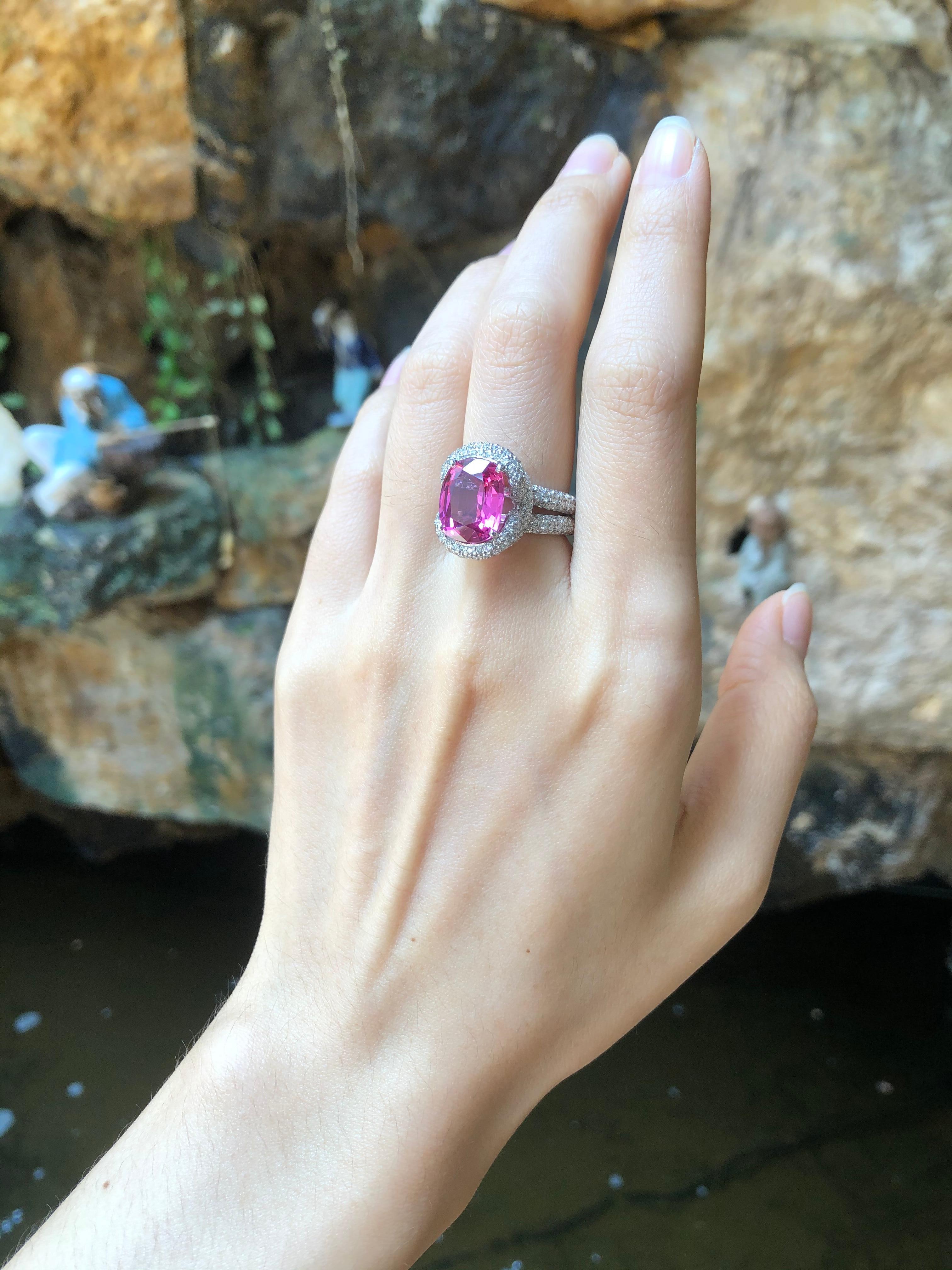 GIA-zertifizierter unerhitzter 5 Karat Spinell mit Diamantring aus 18 Karat Weißgold (Kissenschliff) im Angebot
