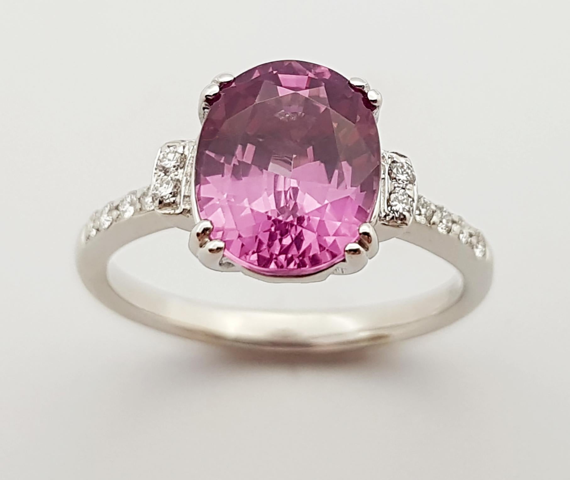 Spinel with Diamond Ring Set in 18 Karat White Gold Settings In New Condition For Sale In Bangkok, TH