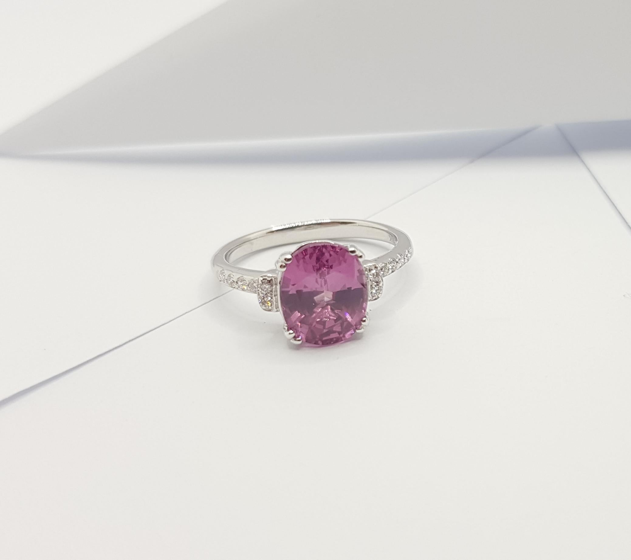 Spinel with Diamond Ring Set in 18 Karat White Gold Settings For Sale 1