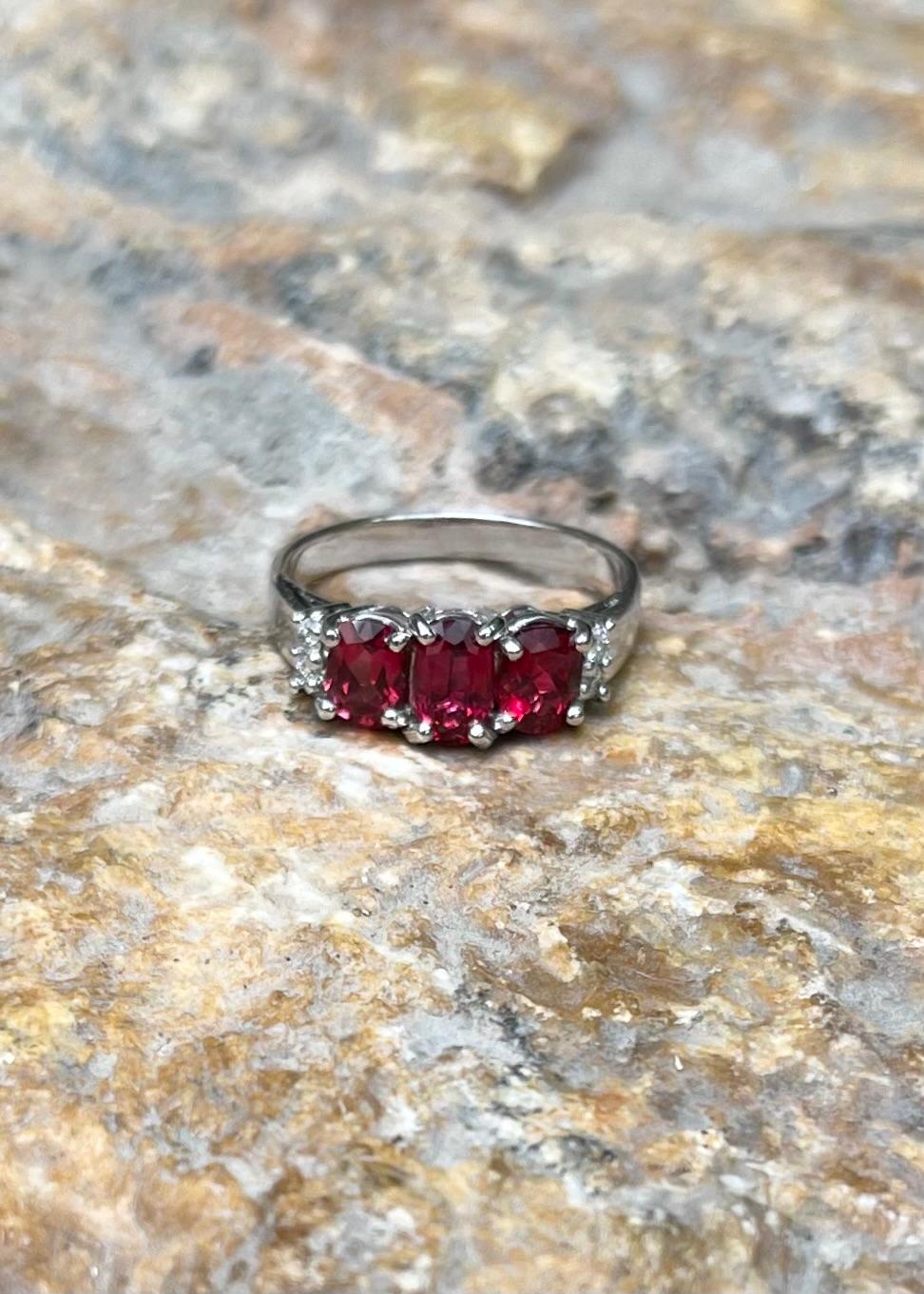 Spinell mit Diamantring in 18K Weißgoldfassung im Angebot 4