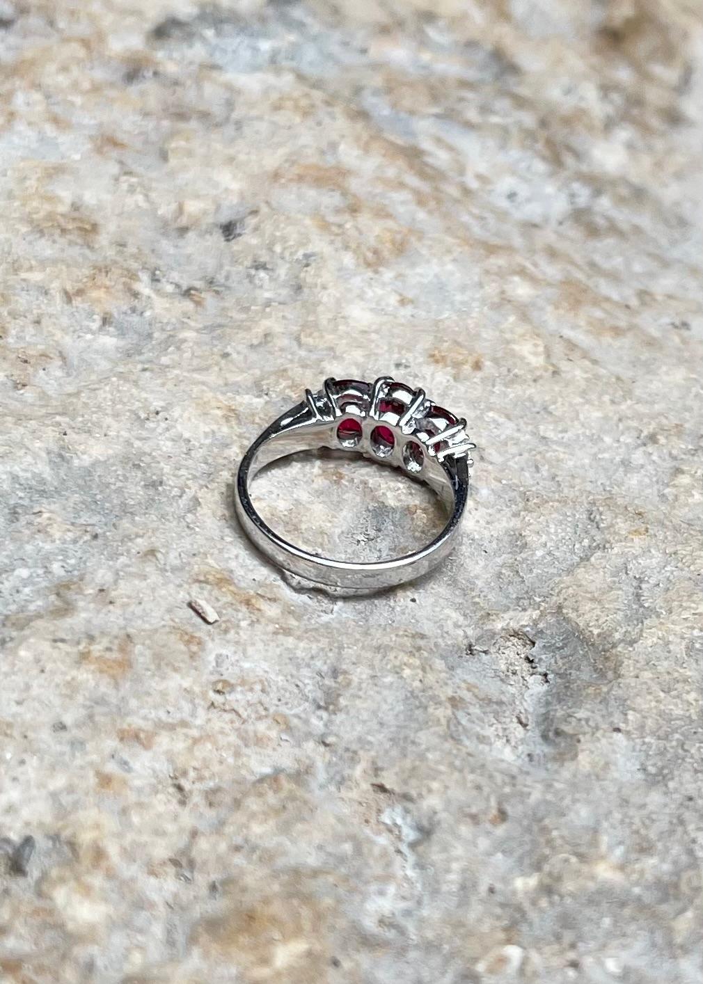 Spinell mit Diamantring in 18K Weißgoldfassung im Angebot 9