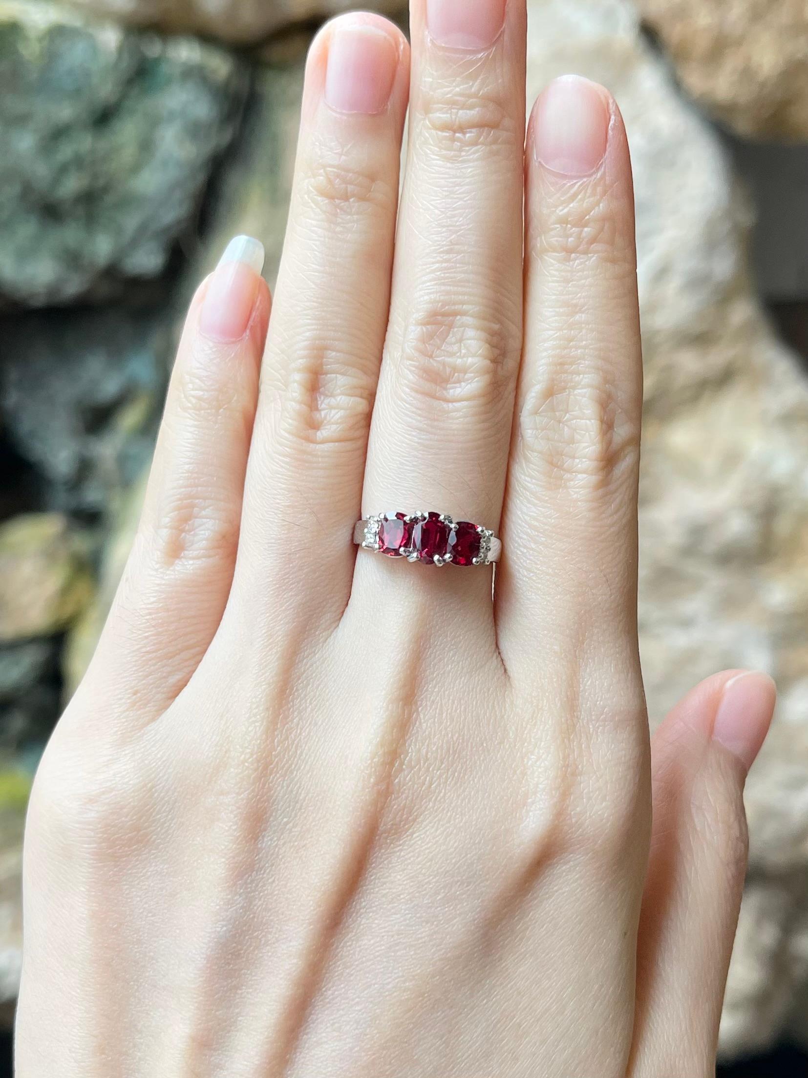 Spinell 1,62 Karat mit Diamant 0,07 Karat Ring in 18K Weißgold gefasst

Breite:  1.5 cm 
Länge: 0,6 cm
Ringgröße: 51
Gesamtgewicht: 3.88 Gramm

