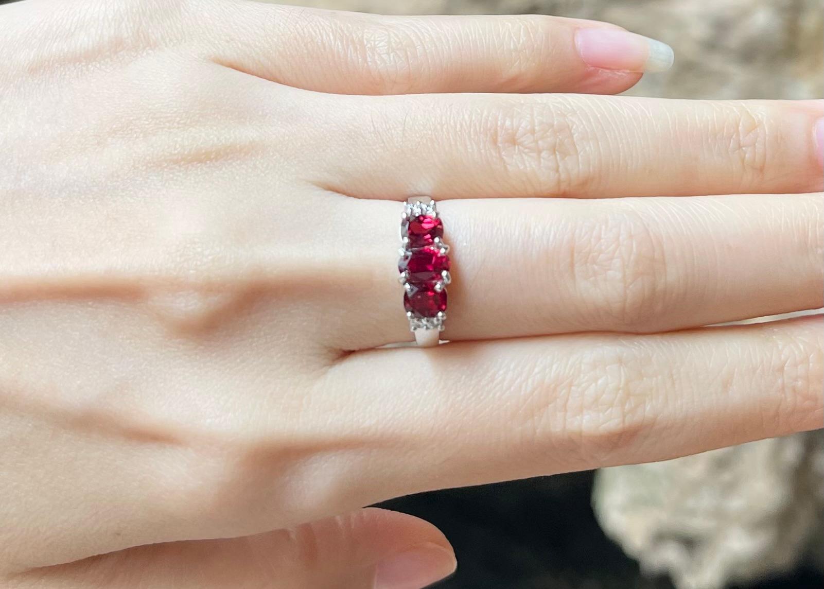 Spinell mit Diamantring in 18K Weißgoldfassung (Zeitgenössisch) im Angebot