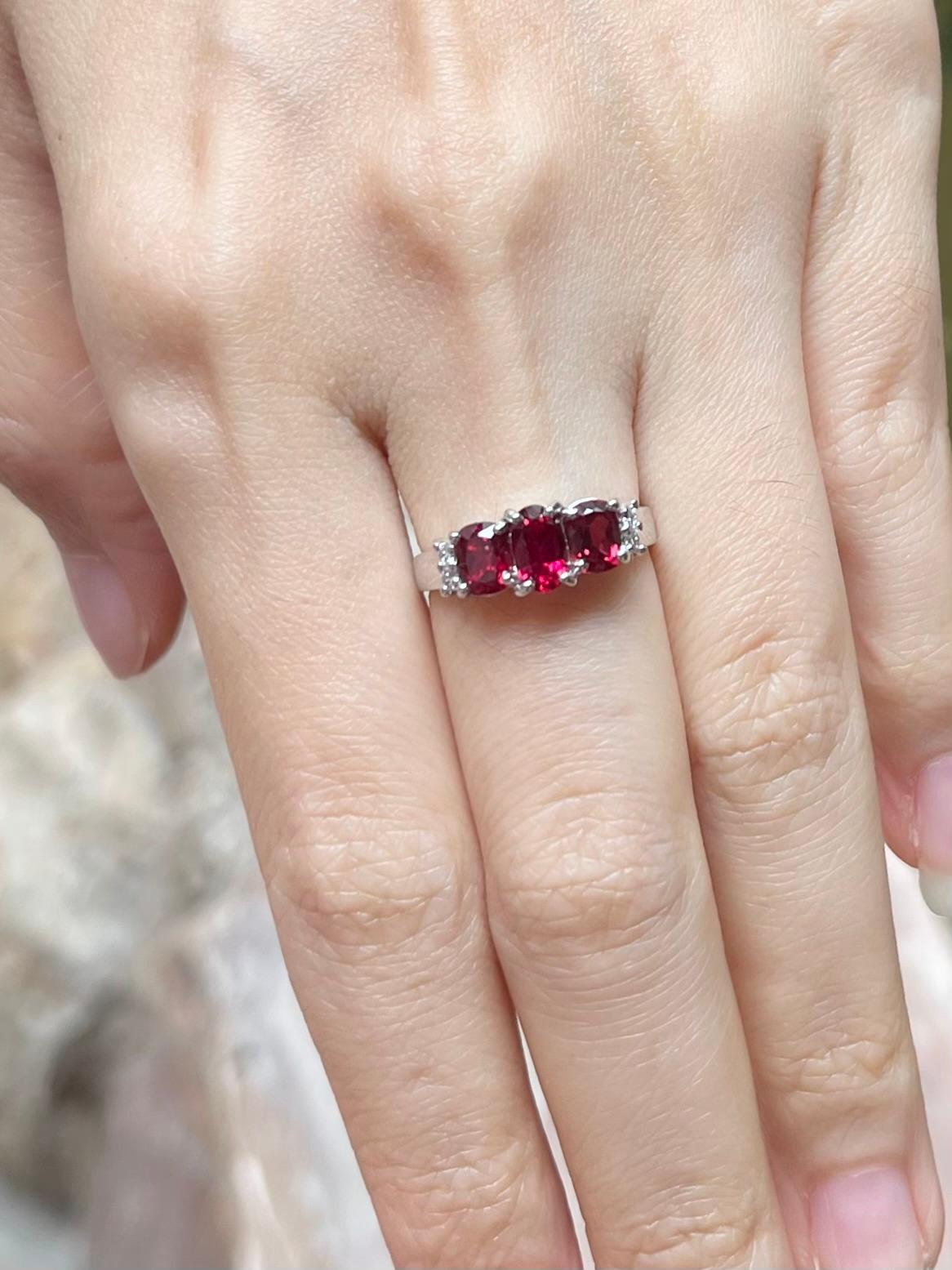 Spinell mit Diamantring in 18K Weißgoldfassung (Ovalschliff) im Angebot