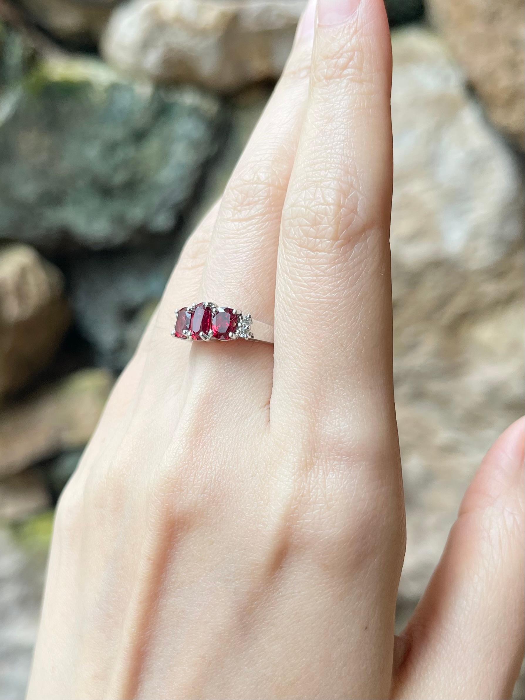 Spinell mit Diamantring in 18K Weißgoldfassung im Zustand „Neu“ im Angebot in Bangkok, TH