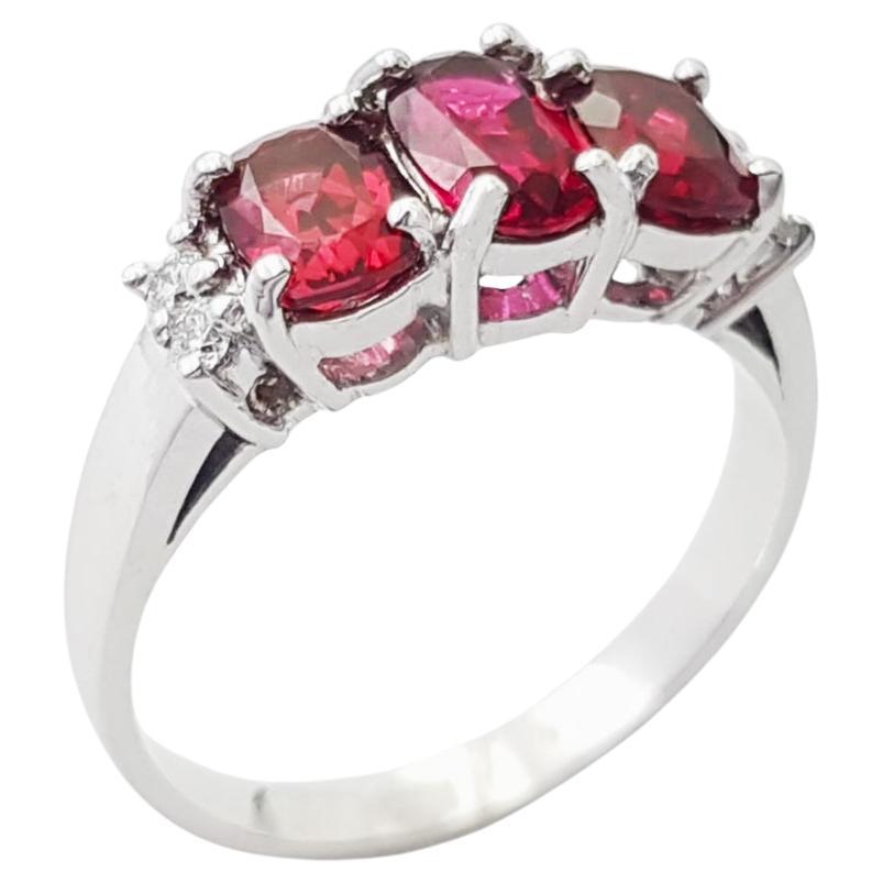 Anello con spinello e diamante incastonato in oro bianco 18 carati