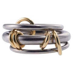 Anello Spinelli Kilcollin in oro con set di tre anelli collegati tra loro