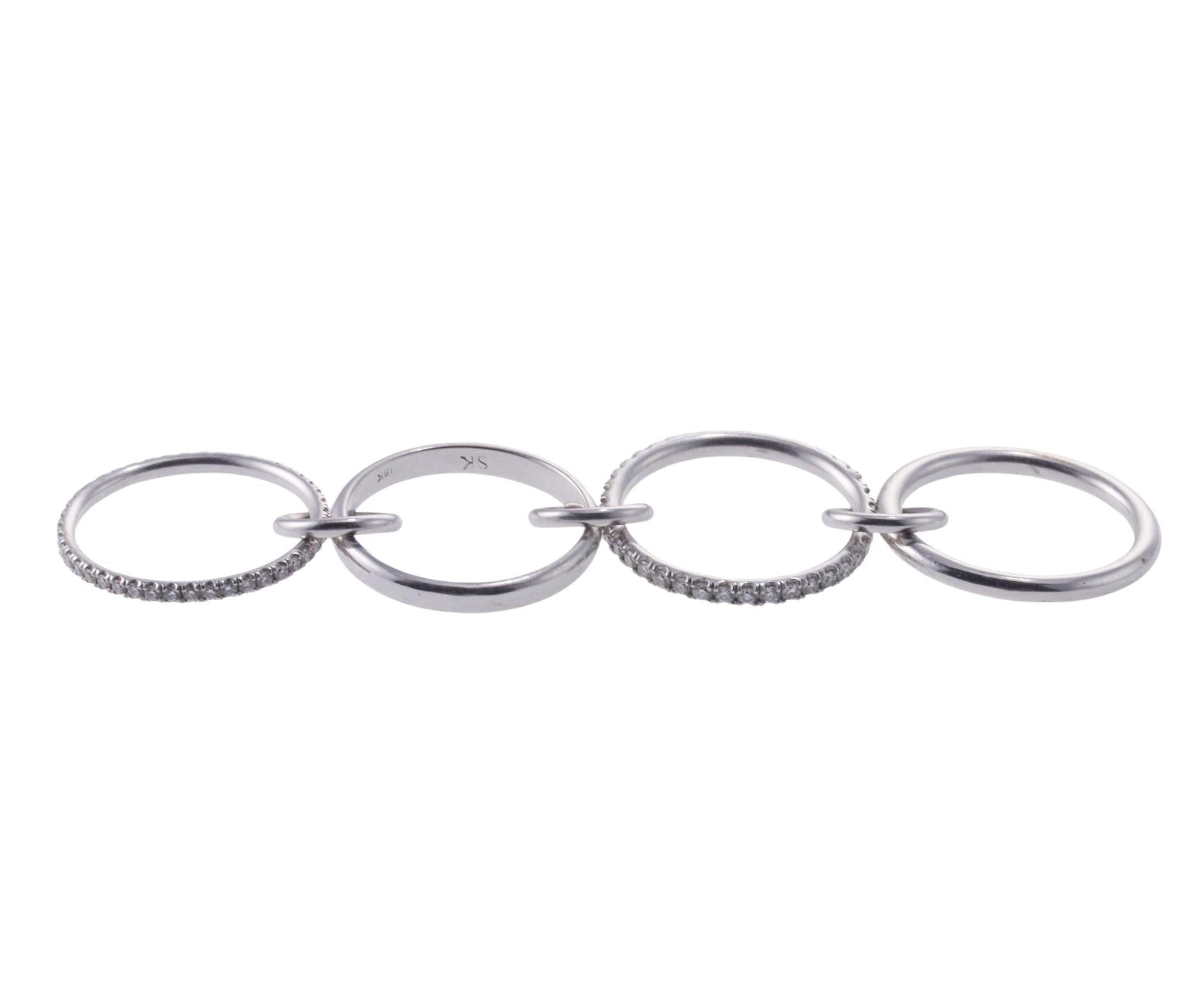 18 Karat Weißgold, fünf miteinander verbundene Spinelli Kilcollin Ringe, besetzt mit ca. 1,30ctw in VS/G Diamanten. Ring Größe 7, ca. 15 mm breit, wenn getragen. Gezeichnet: SK, 18k. Das Gewicht beträgt 12,9 Gramm. Verkaufswert 8.200 $.