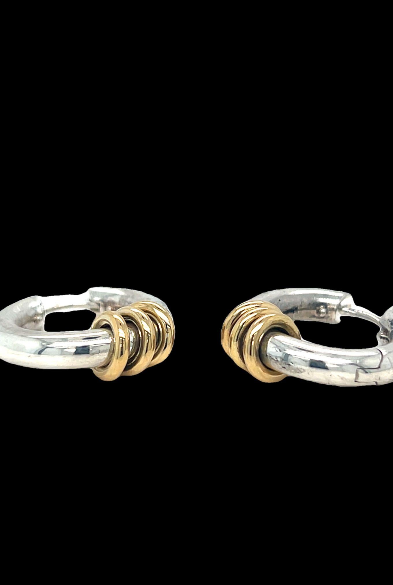 Diese Spinelli Kilcollin Ursa Minor Reifohrringe sind in außergewöhnlichem Zustand und zeigen die perfekte Mischung aus klassischer Eleganz und zeitgenössischem Design. Die aus Sterling-Silber und 18-karätigem Gelbgold gefertigten Ohrringe setzen