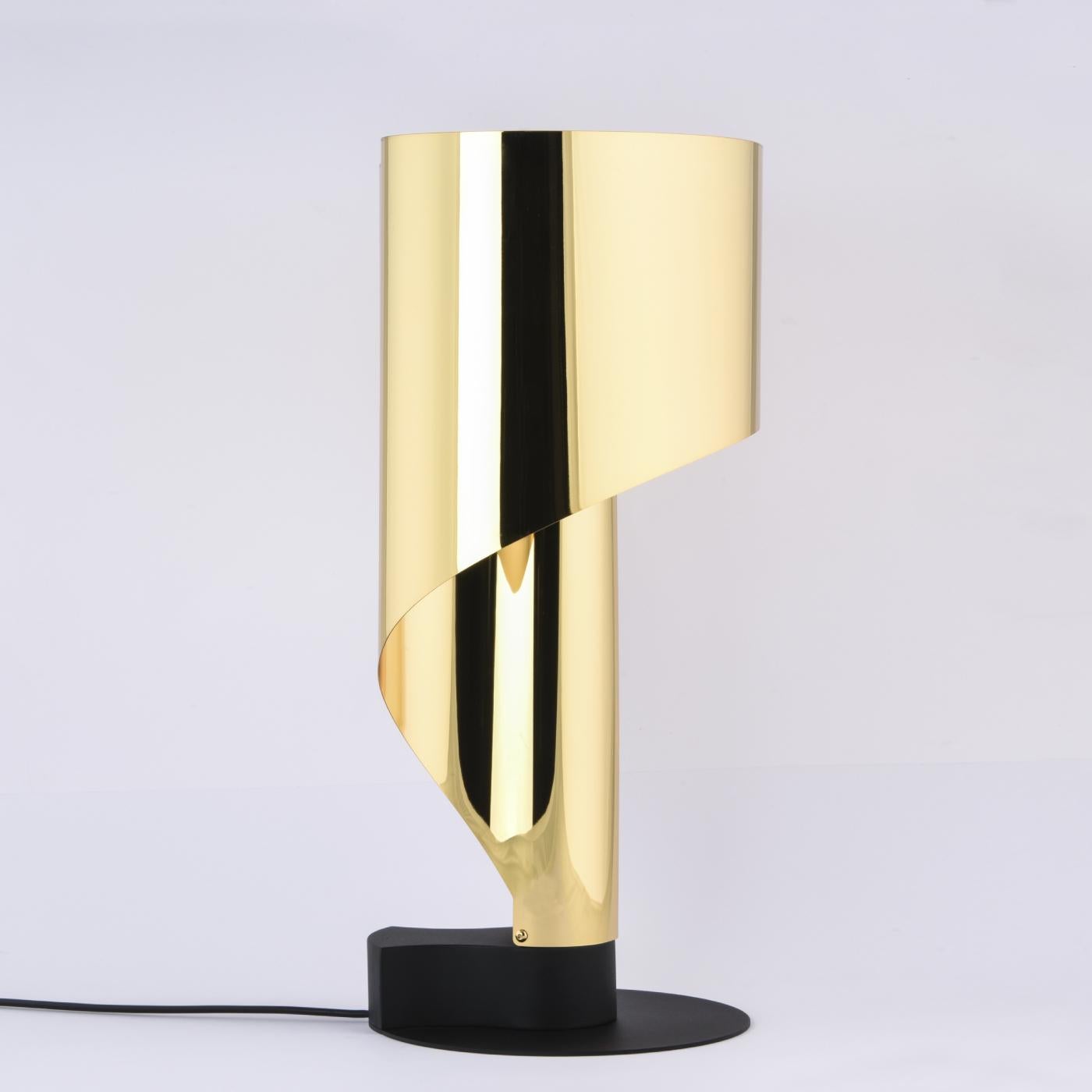 Die unverwechselbare, von Corsini und Wiskemann entworfene Leuchte wurde aktualisiert und ist auch in den Versionen aus brüniertem Stahl und Gold erhältlich.
