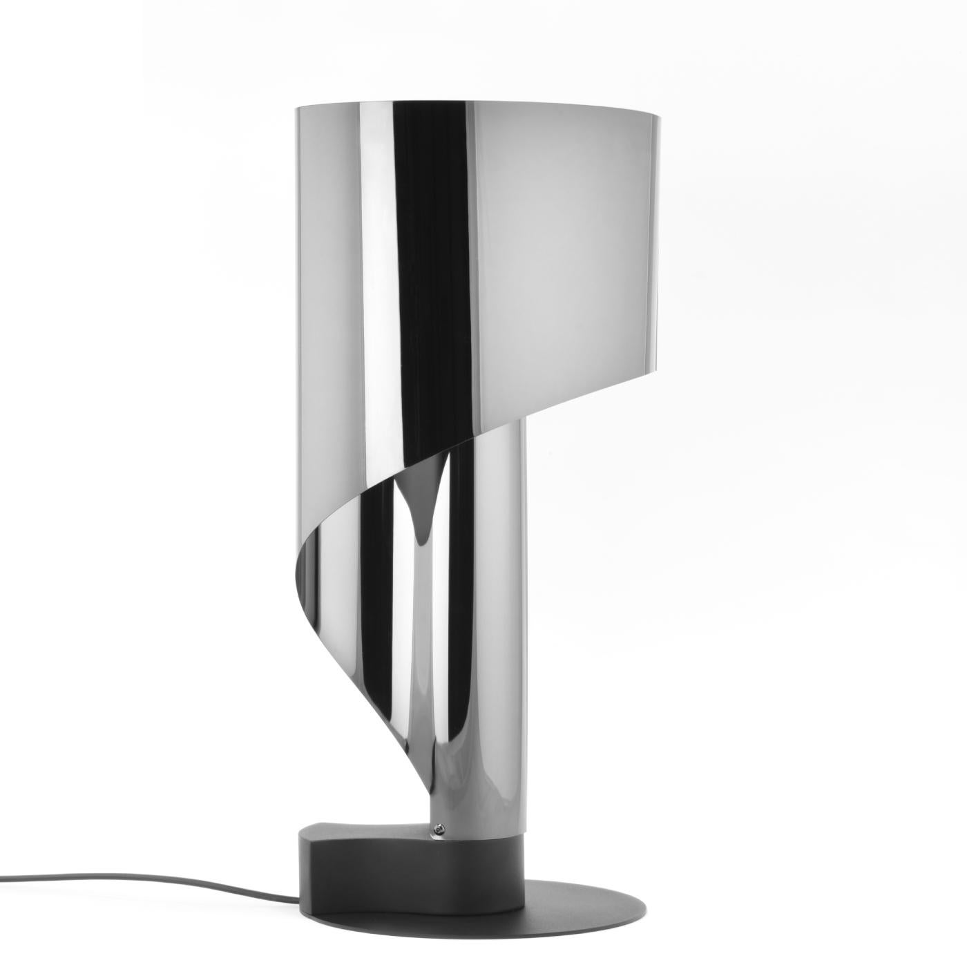 L'incontournable lampe conçue par Corsini et Wiskemann, remise au goût du jour, est également disponible en version acier bruni et or.