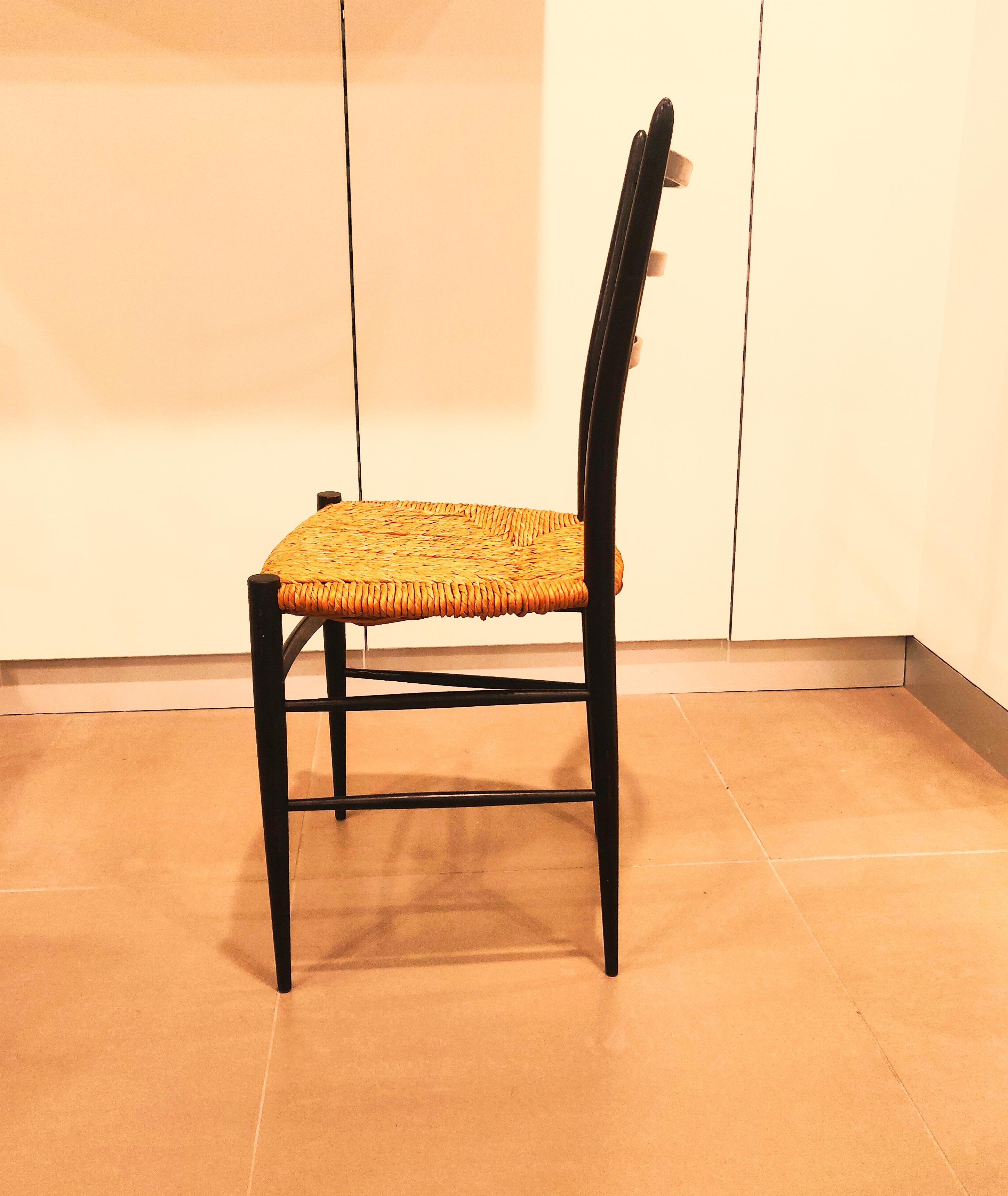 Chaise Chiavari Spinetto très élégante et d'aspect minimal, avec une structure ébonisée noire et une assise en osier, fabriquée dans les années 1960 par Chiavari, en Italie. Le cadre léger est, malgré son apparence fragile, ferme et constitue un