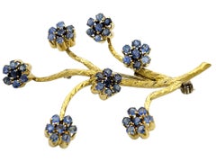 Broche Branch en or jaune 18 carats texturé, fleur de saphir bleu tournoyante
