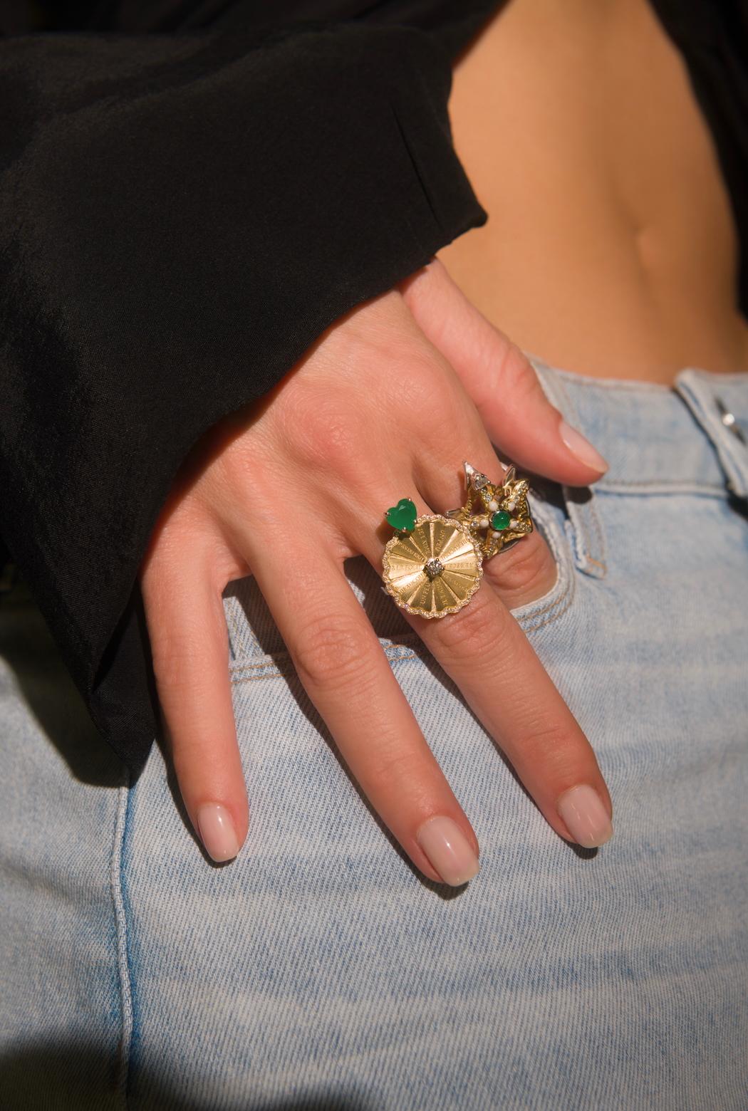 Mozafarian Spinning Marguerite Ring with Emerald Heart In New Condition For Sale In London, GB