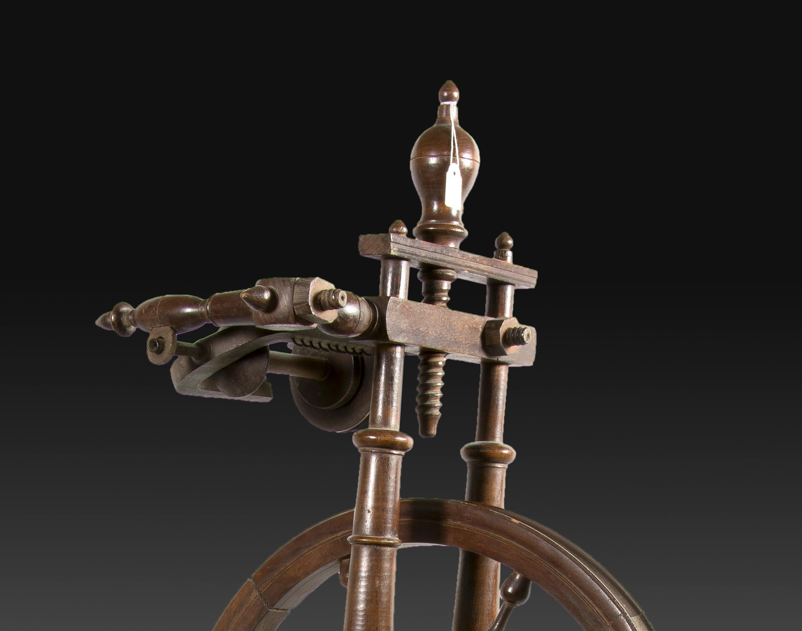 Spinning Wheel, Nussbaumholz, 19. Jahrhundert im Zustand „Relativ gut“ im Angebot in Madrid, ES