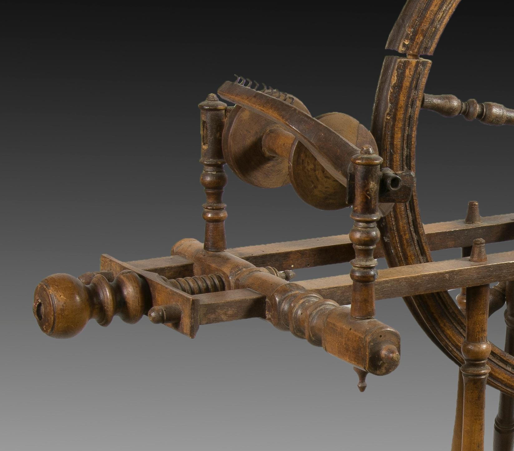 Spinning Wheel, Walnut Wood, 19th Century In Fair Condition For Sale In Madrid, ES