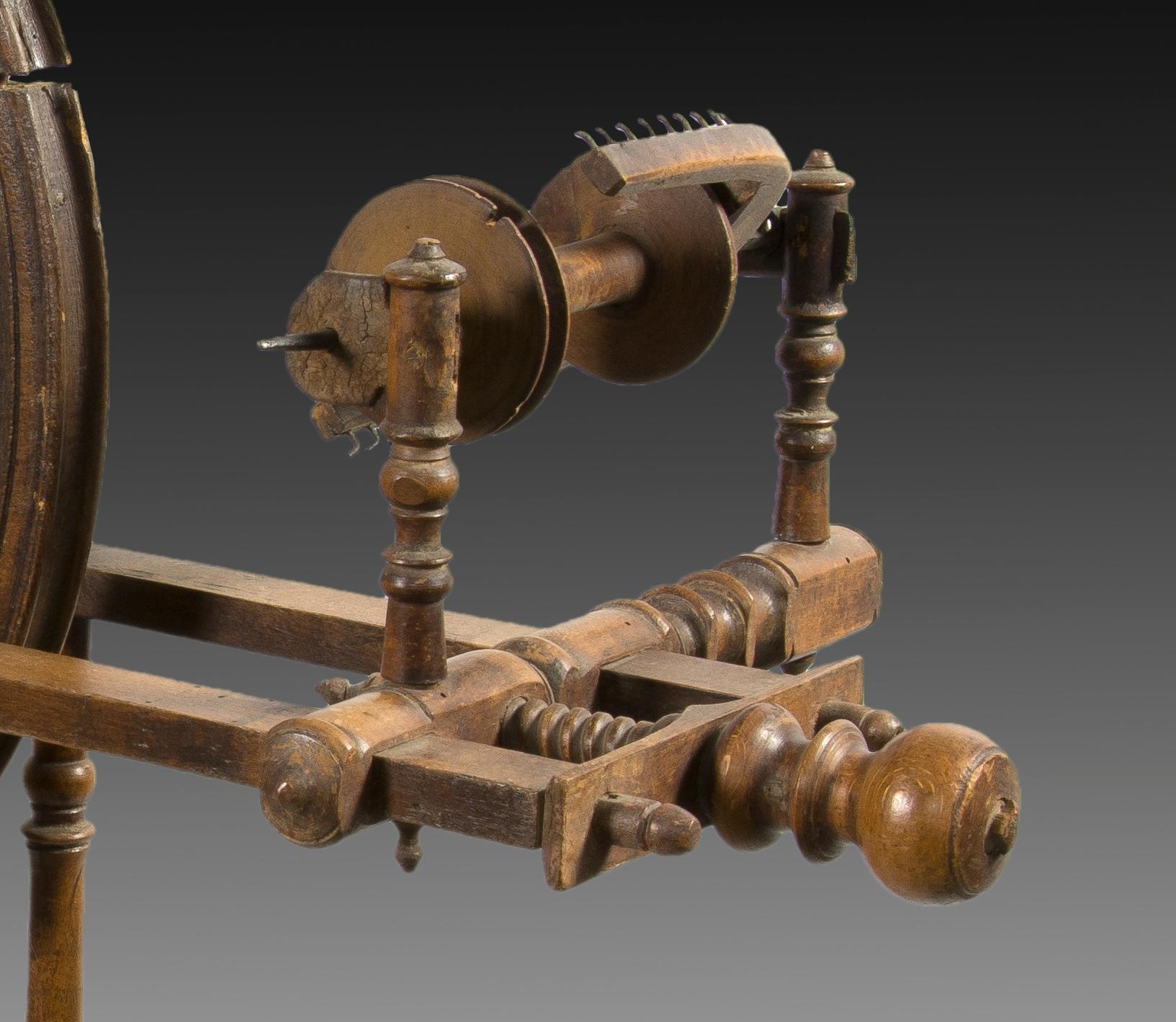 Spinning Wheel, Walnut Wood, 19th Century For Sale 1