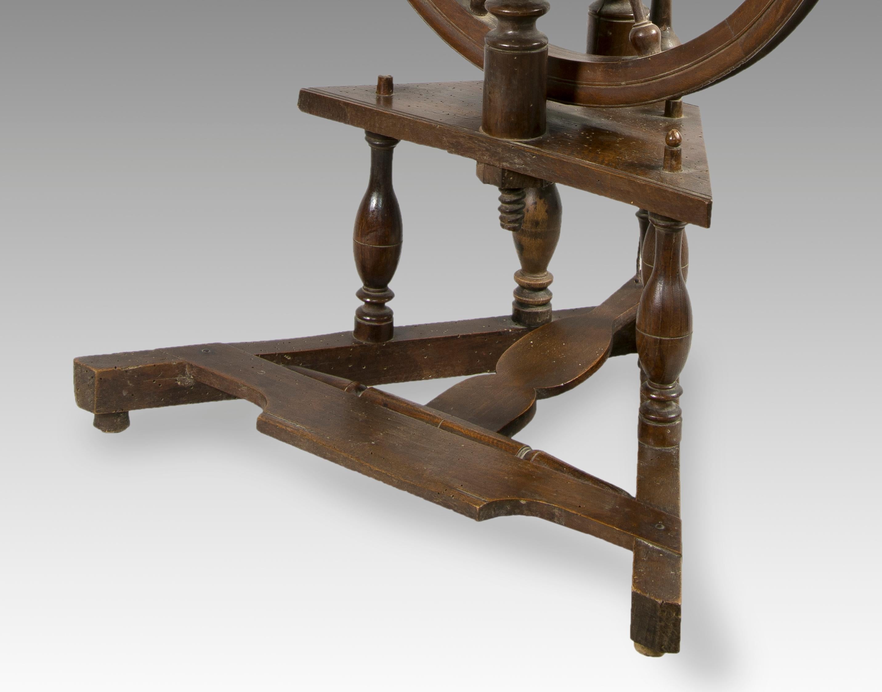 Spinning Wheel, Walnut Wood, 19th Century In Fair Condition For Sale In Madrid, ES