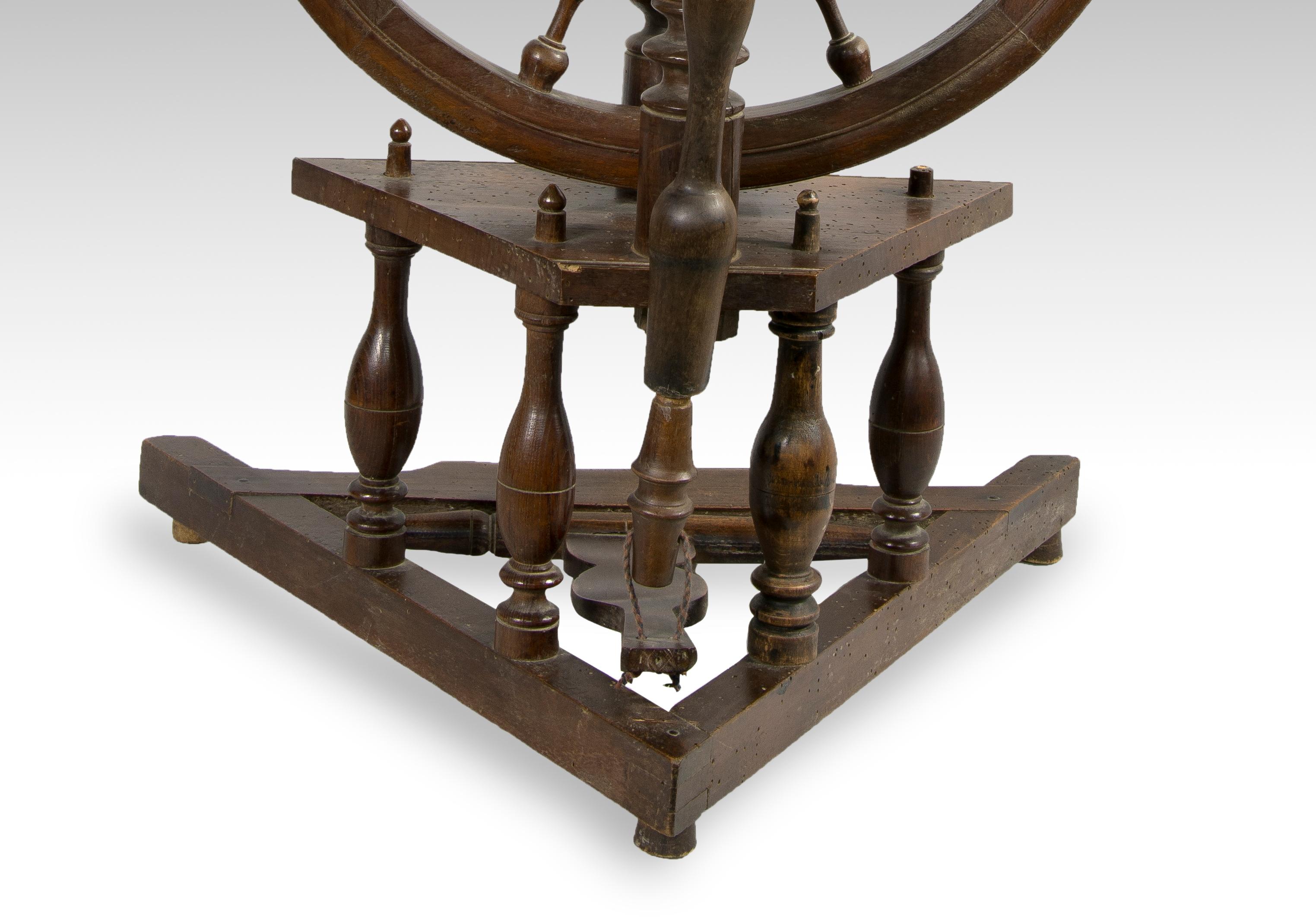 Spinning Wheel, Nussbaumholz, 19. Jahrhundert im Angebot 3