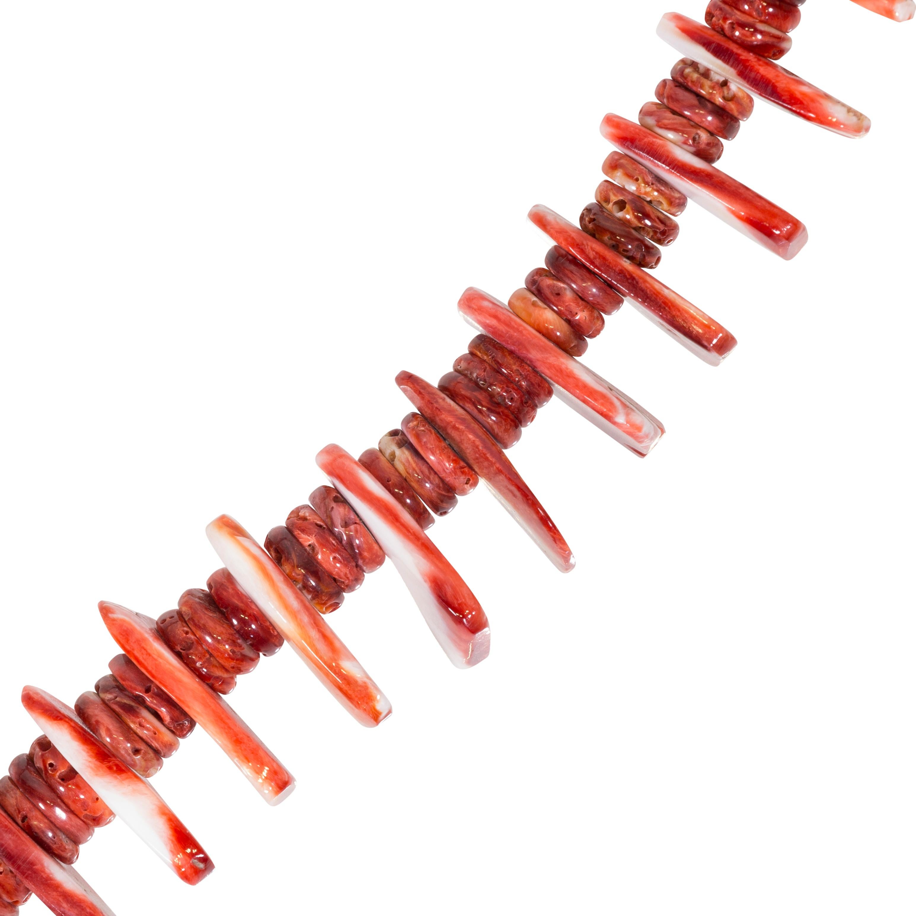 Leuchtende, tief orange-rot-braune, stachelige Austernschalen mit flachen Rondellen und größeren, unterschiedlich geformten Scheiben. Hervorragende Handwerkskunst und feine Politur. Passende Ohrringe mit Bügel.

ZEITRAUM: Nach 1950
URSPRUNG: Navajo,