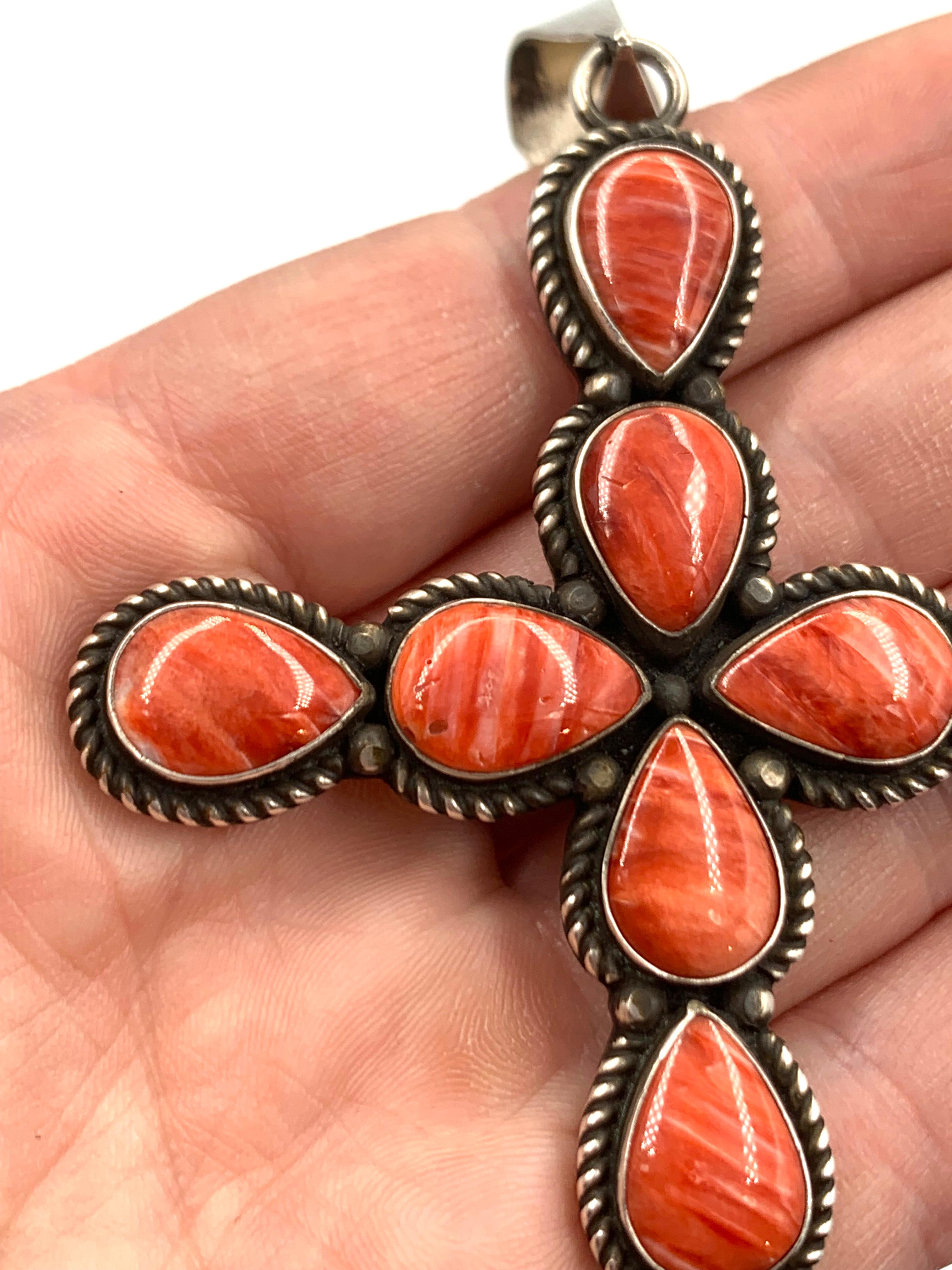 Ciondolo a forma di croce in argento con ostrica spinosa di Herman Smith in vendita 5