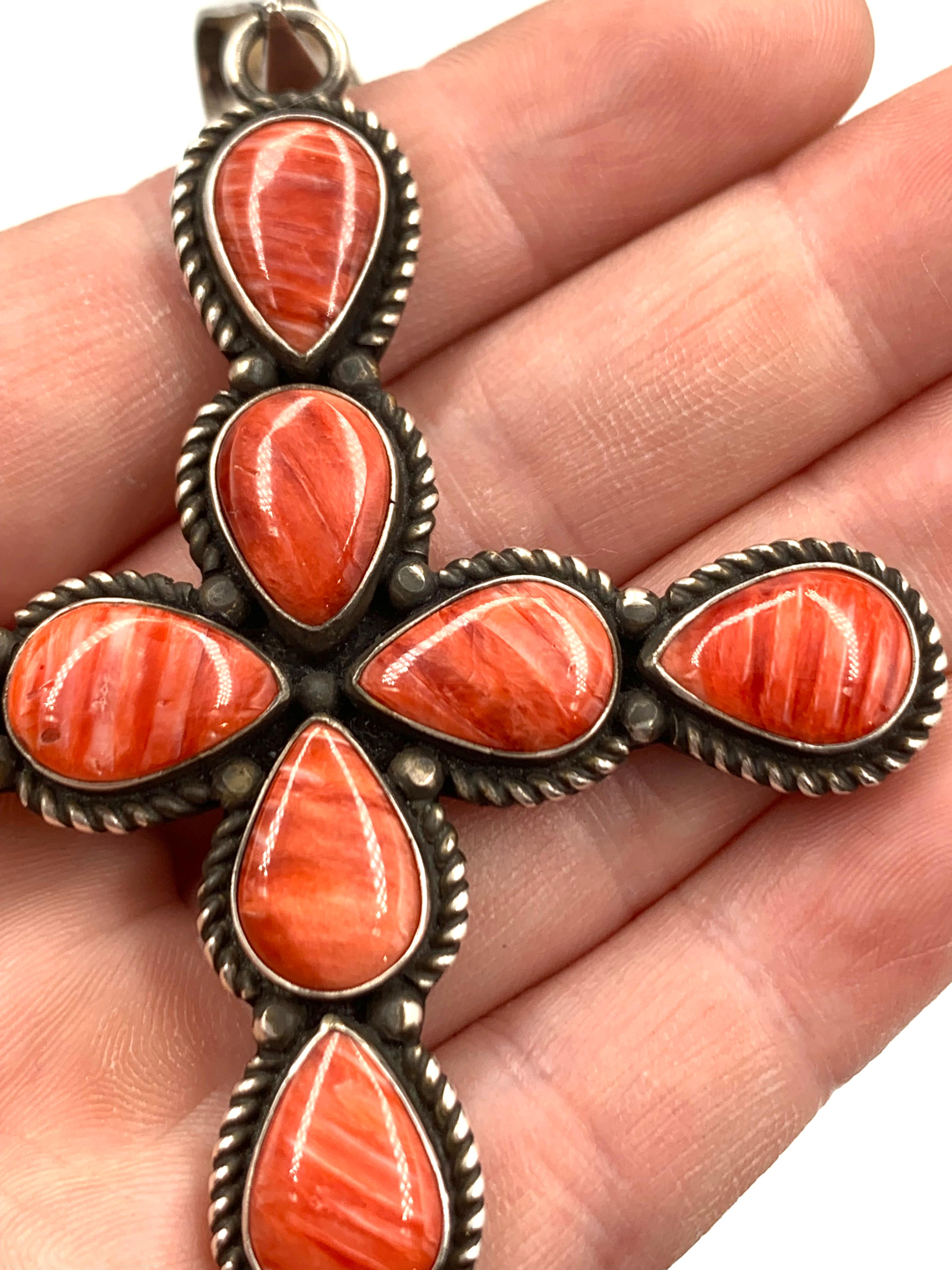 Ciondolo a forma di croce in argento con ostrica spinosa di Herman Smith in vendita 6