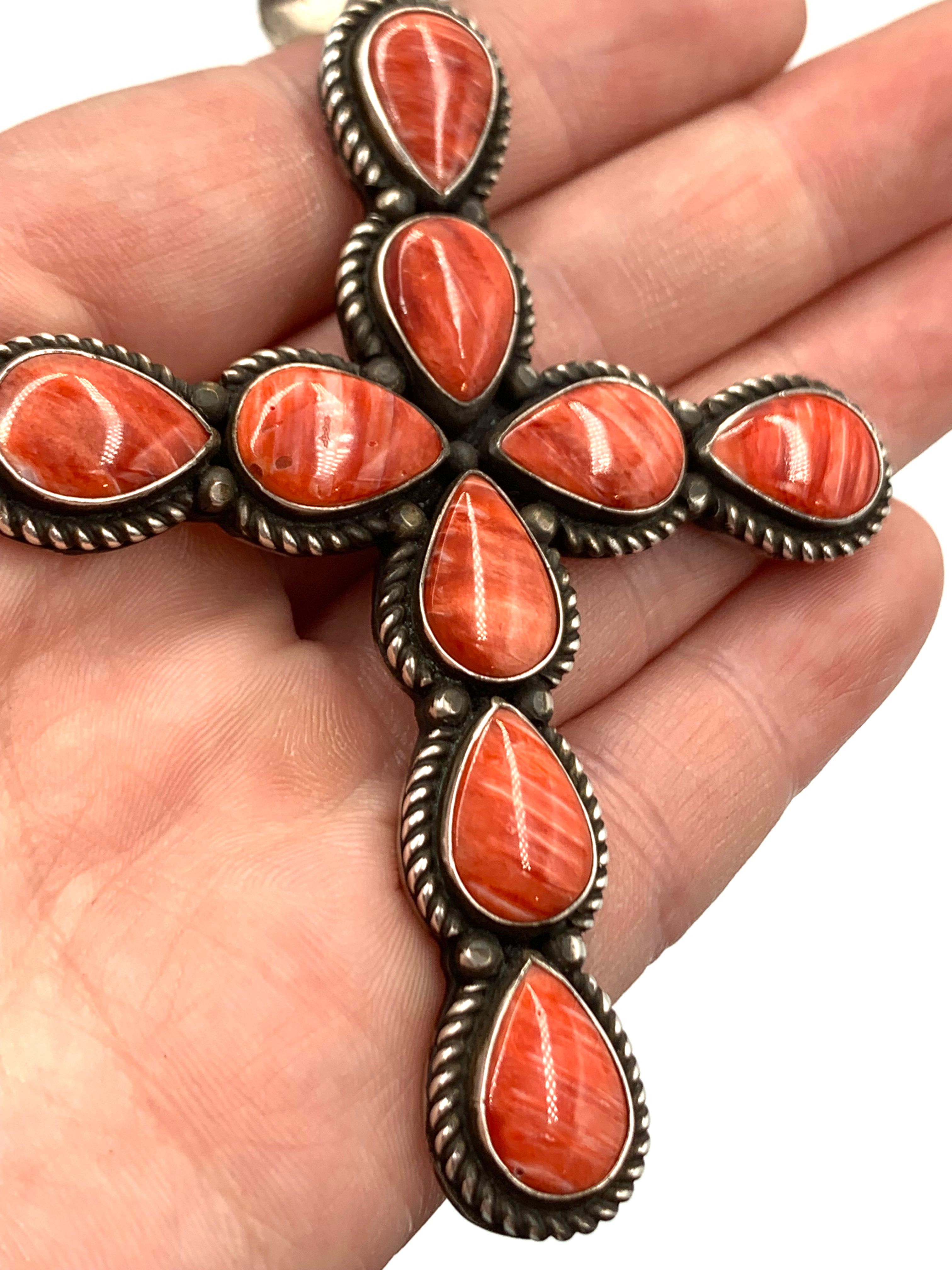 Ciondolo a forma di croce in argento con ostrica spinosa di Herman Smith in vendita 7