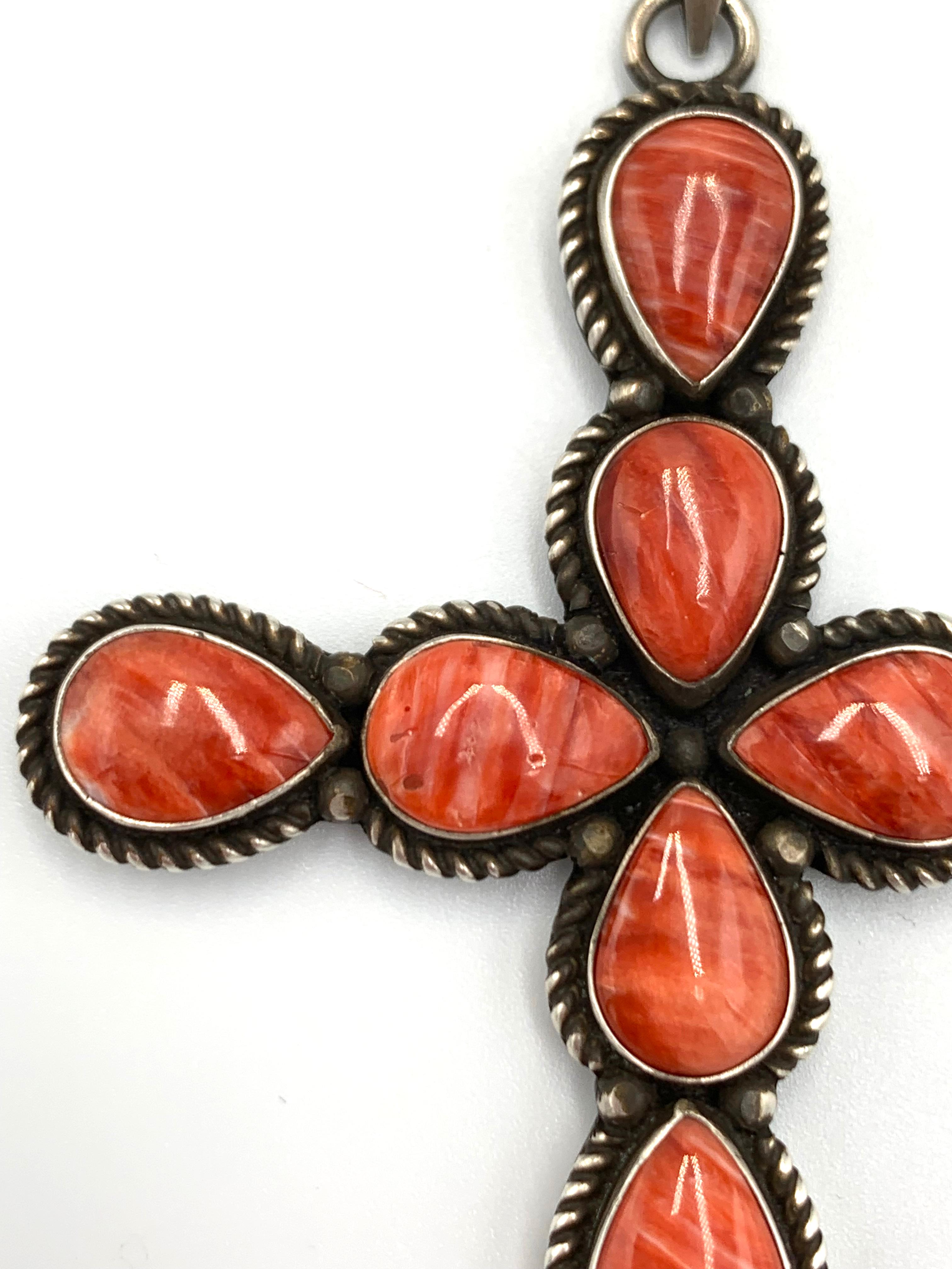 Questo straordinario ciondolo a croce Spiny Oyster è stato realizzato dal maestro argentiere Navajo Herman Smith. Il ciondolo misura 2½