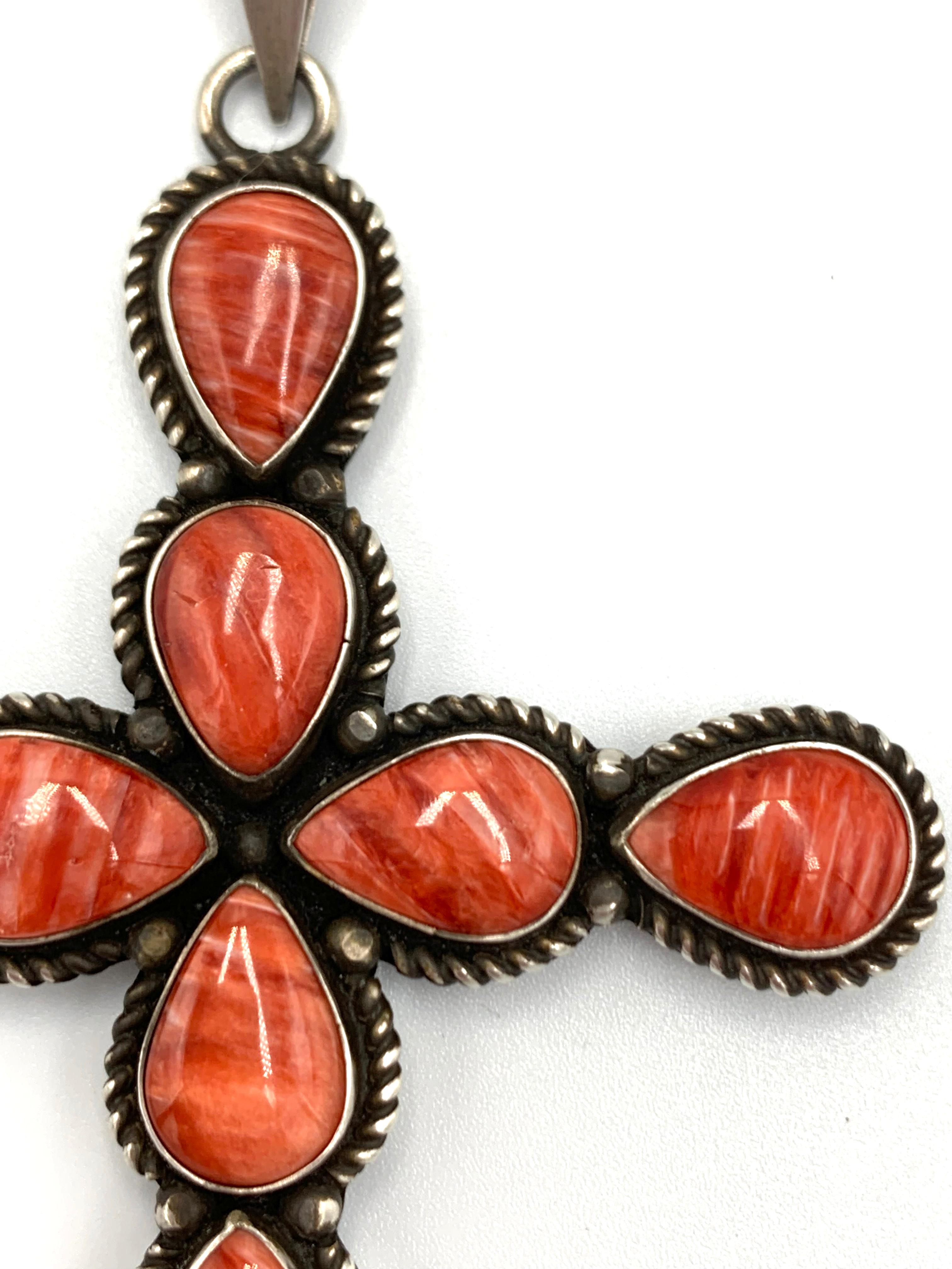 Nativo americano Ciondolo a forma di croce in argento con ostrica spinosa di Herman Smith in vendita