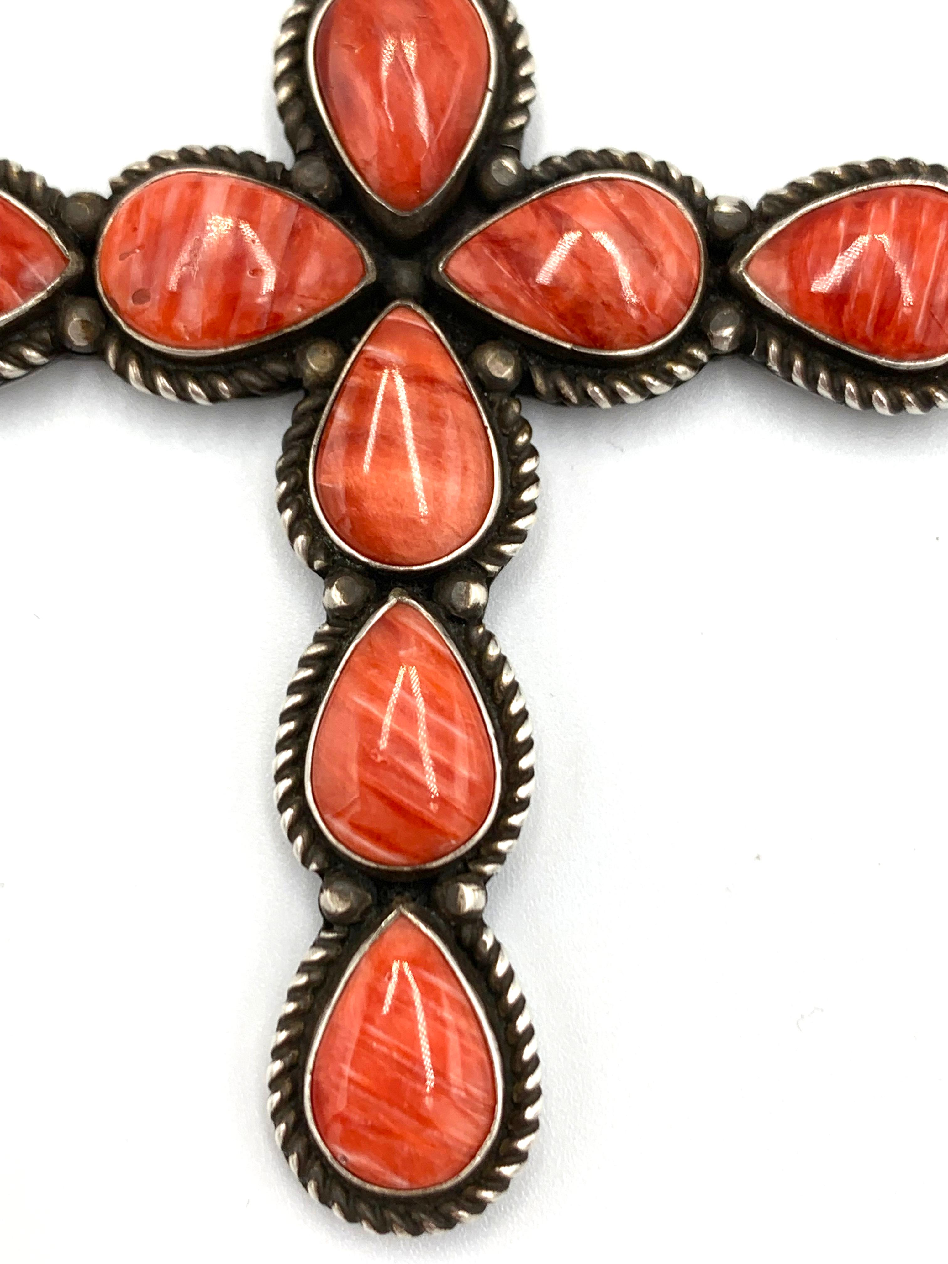 Ciondolo a forma di croce in argento con ostrica spinosa di Herman Smith In condizioni Nuovo in vendita a Scottsdale, AZ