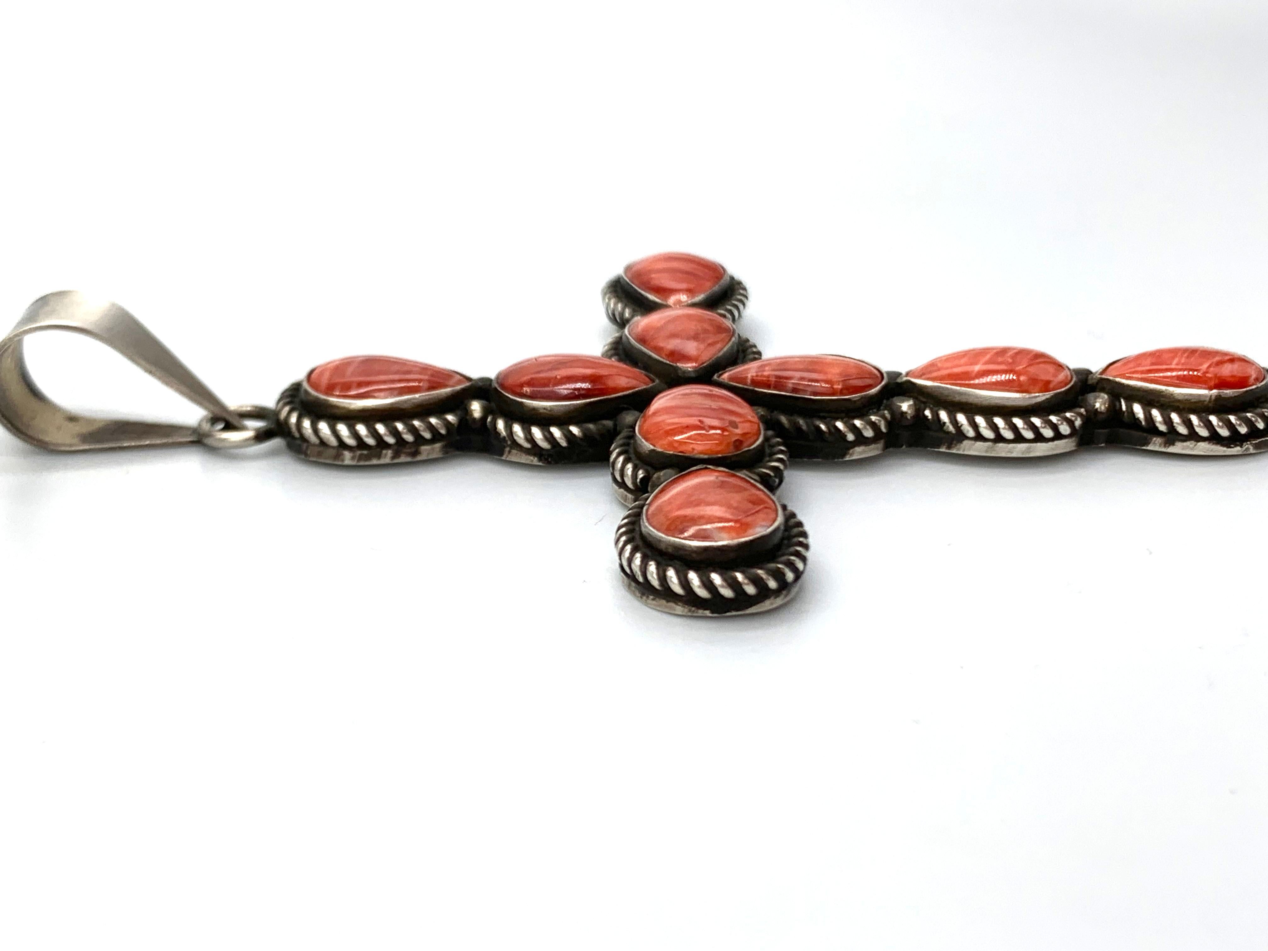 Ciondolo a forma di croce in argento con ostrica spinosa di Herman Smith in vendita 1