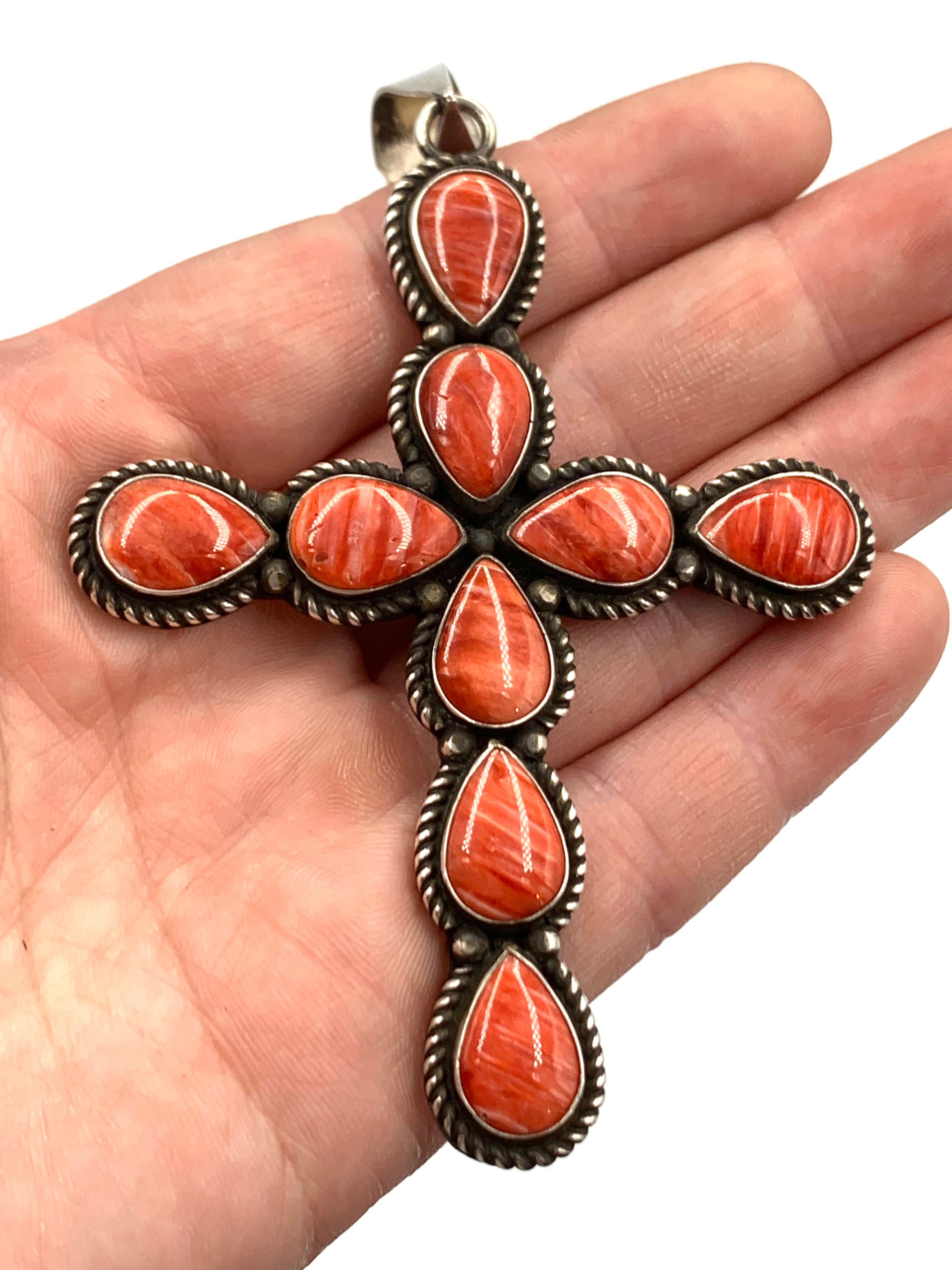 Ciondolo a forma di croce in argento con ostrica spinosa di Herman Smith in vendita 4