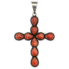 Colgante cruz de plata de ley de ostra espinosa de Herman Smith