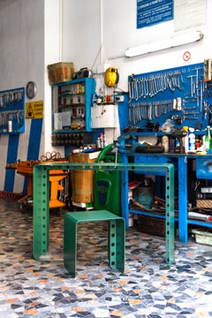 Tavolino Meccano Spinzi, sgabello brutalista, pezzo unico da collezione, Made in Italy