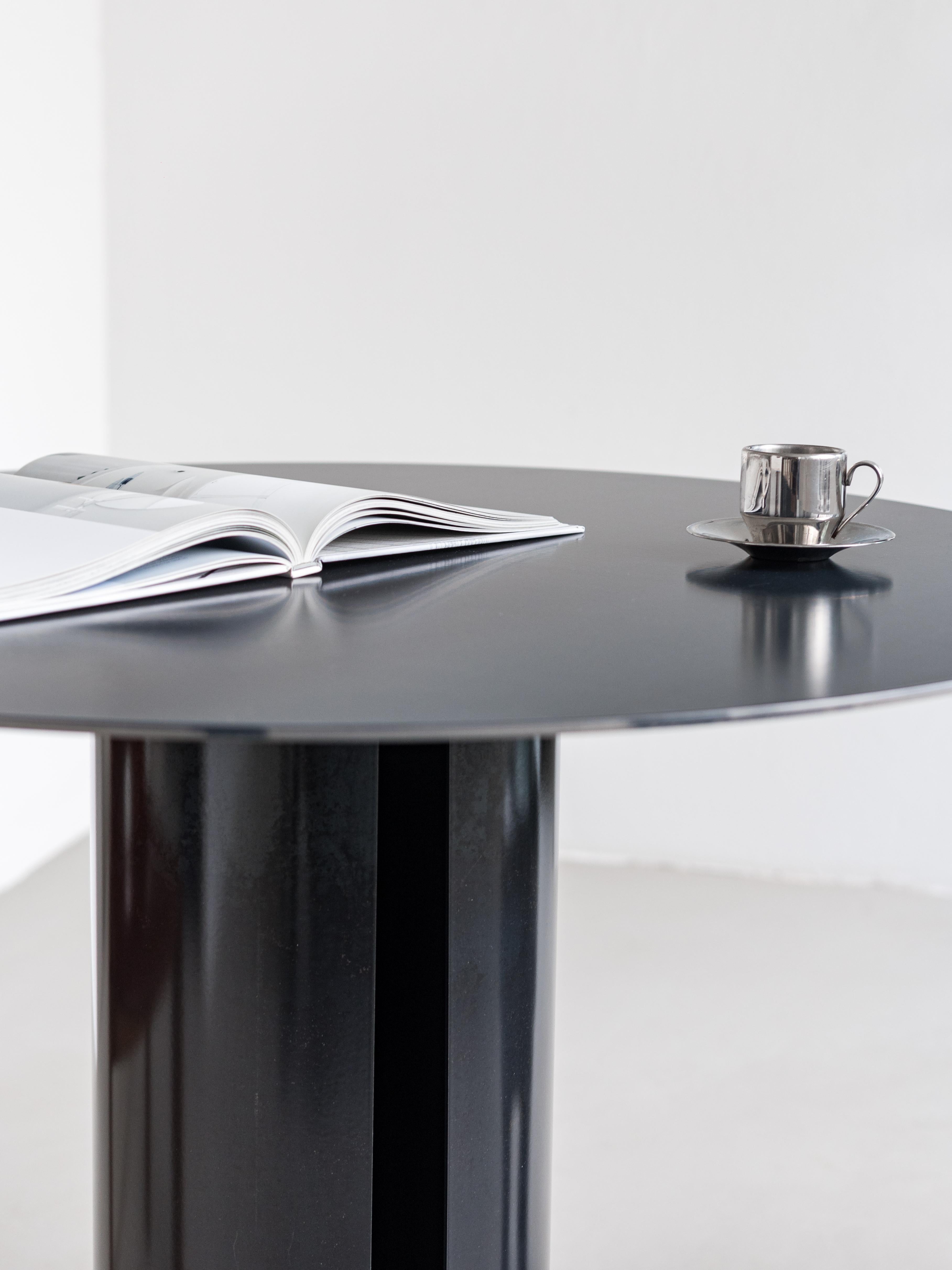 Bruni Table de salle à manger contemporaine du 21e siècle en métal brûlé de designer italien en vente