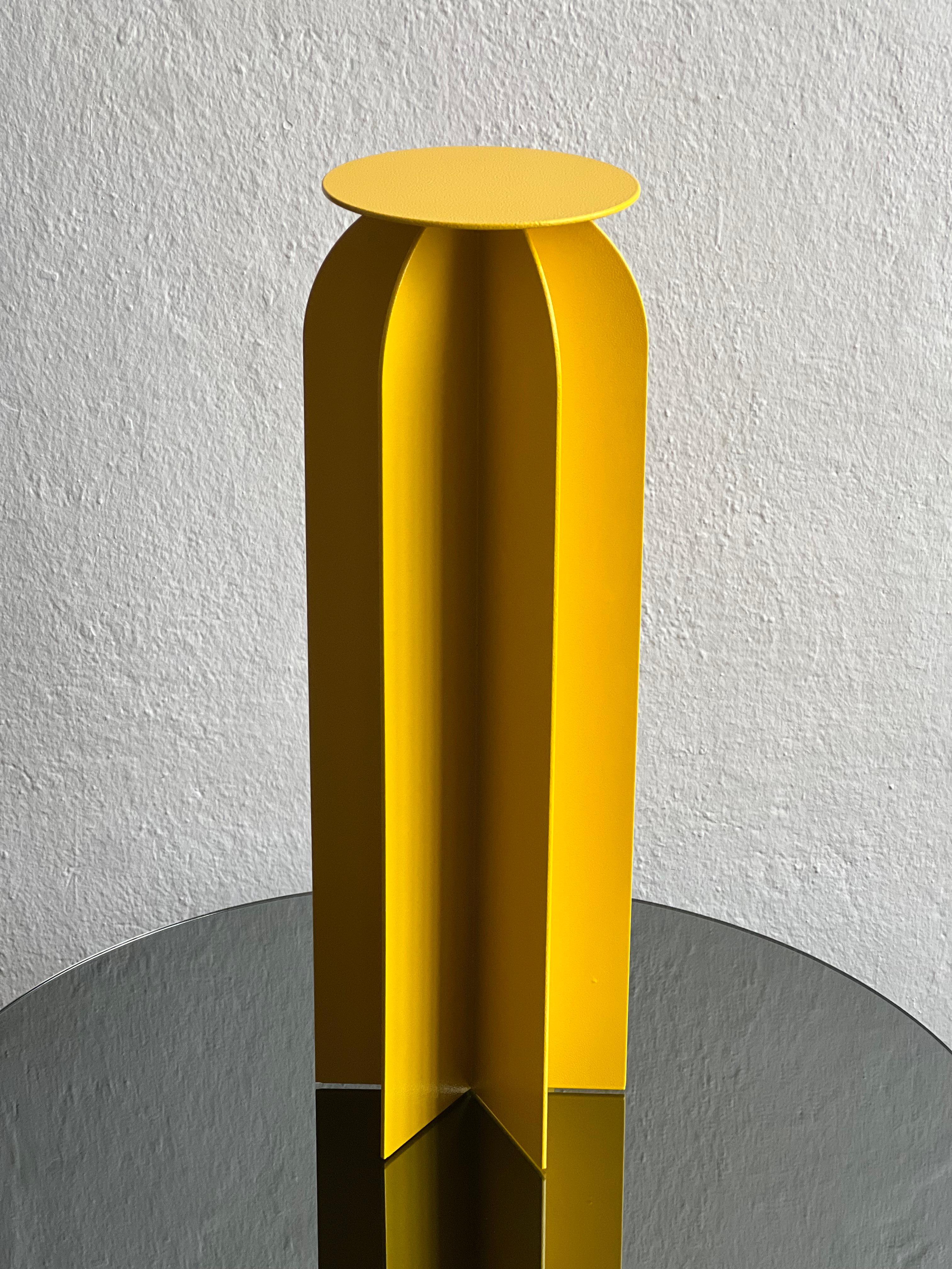 Moderne Table d'appoint Spinzi Palladium Rocket jaune vif, design de collection en vente