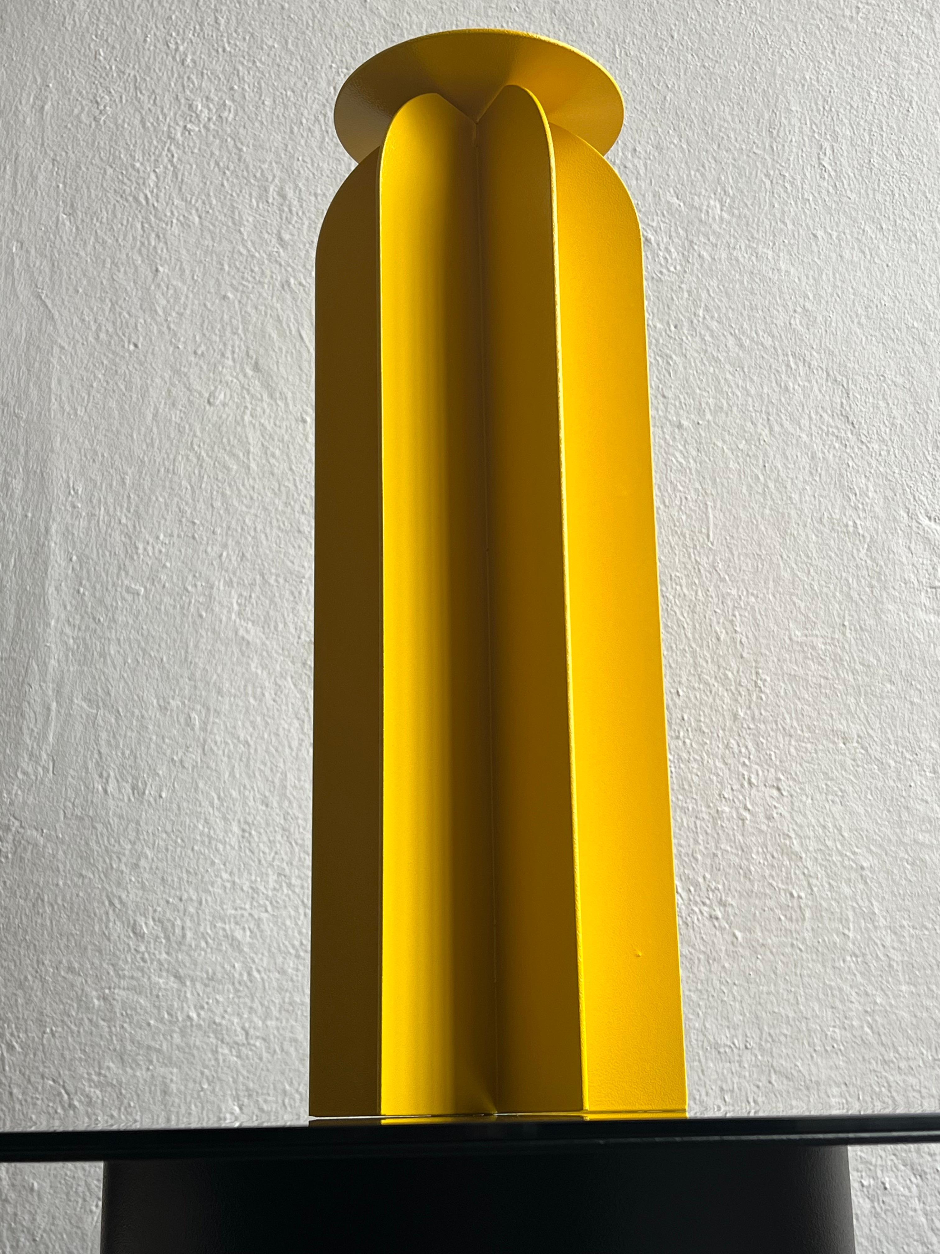 italien Table d'appoint Spinzi Palladium Rocket jaune vif, design de collection en vente