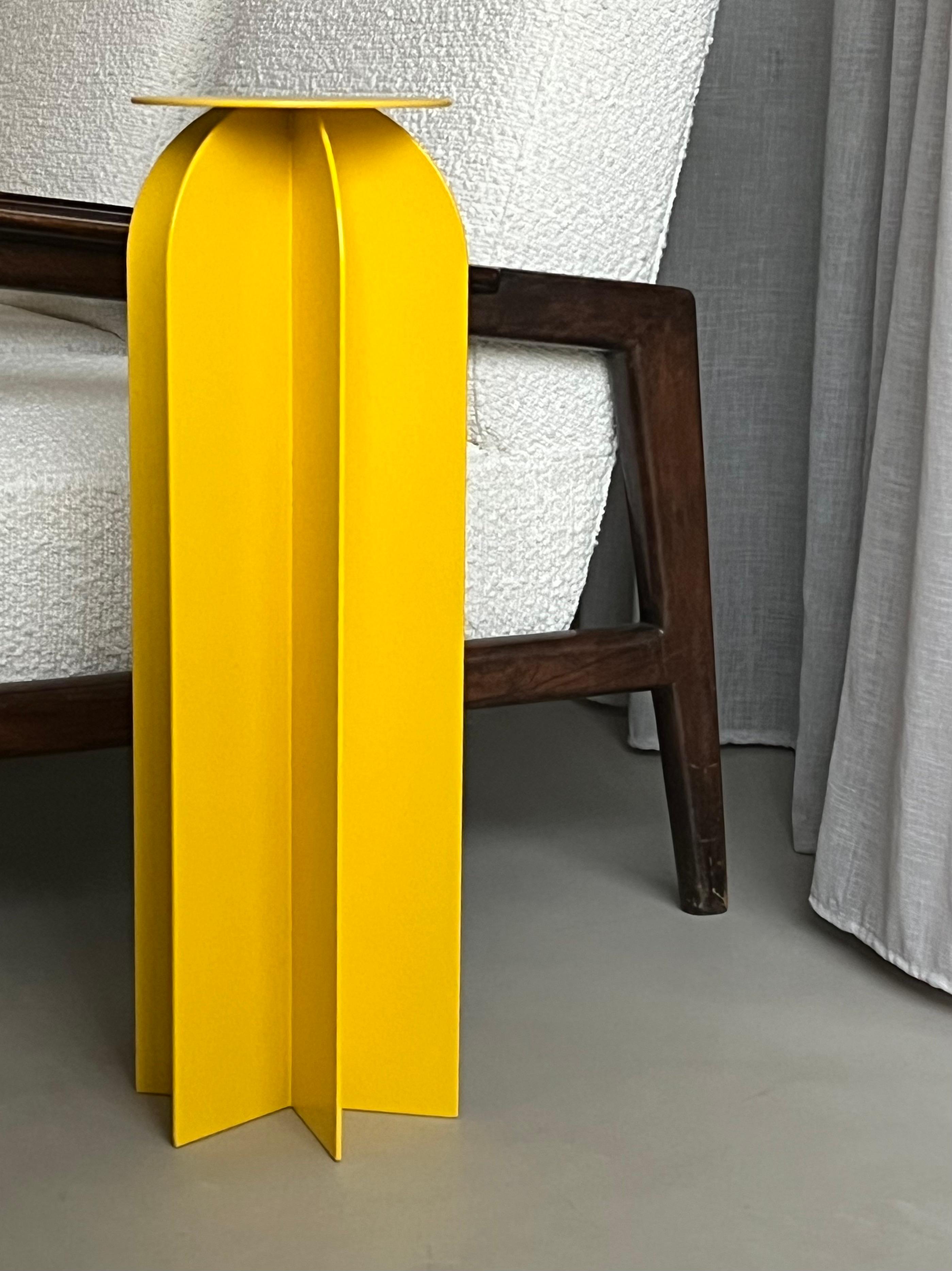 Table d'appoint Spinzi Palladium Rocket jaune vif, design de collection en vente 1