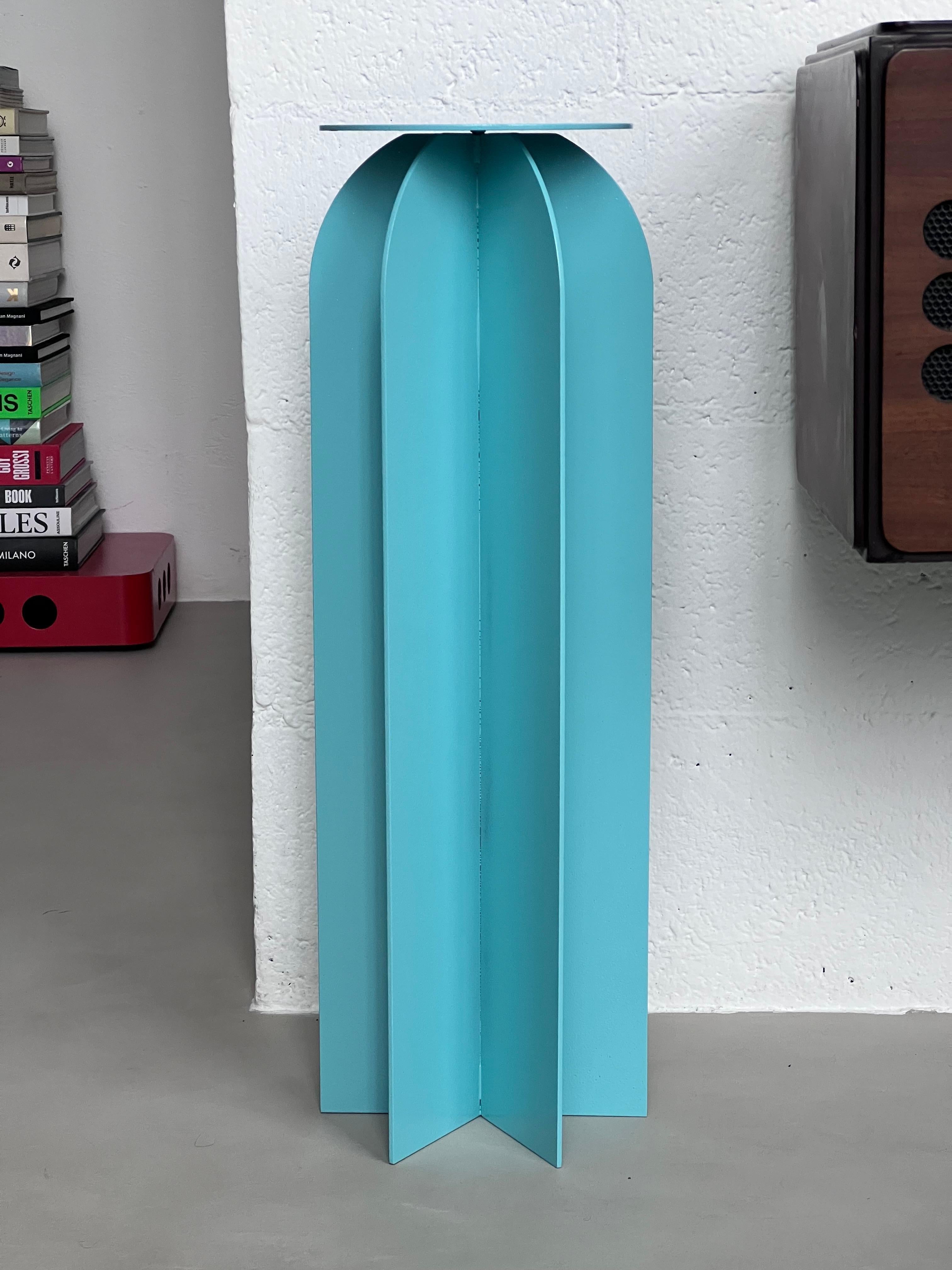 Sculptural Tall Side Table, Arc Cocktail table in Tiffany Blue, By Spinzi en Nuevo estado para la venta en Milano, IT