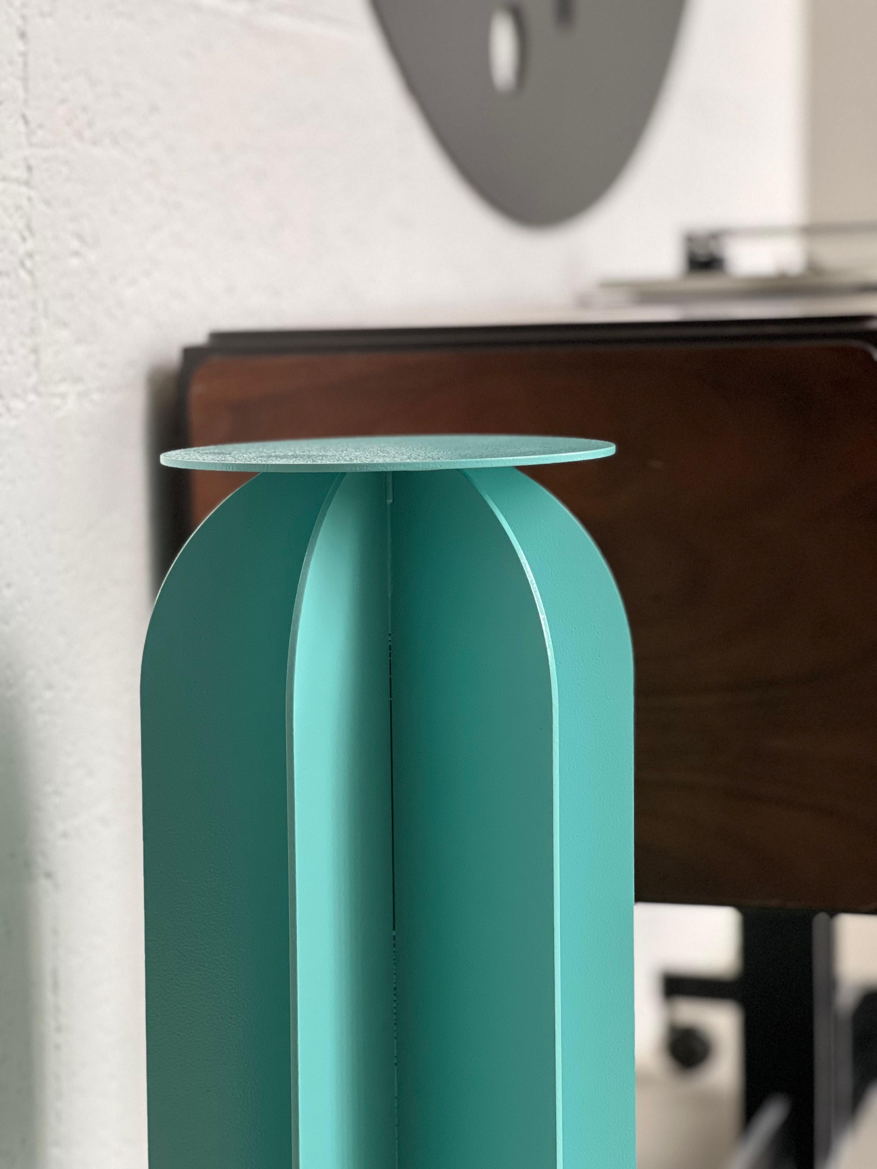 Sculptural Tall Side Table, Arc Cocktail table in Tiffany Blue, By Spinzi Metal en venta