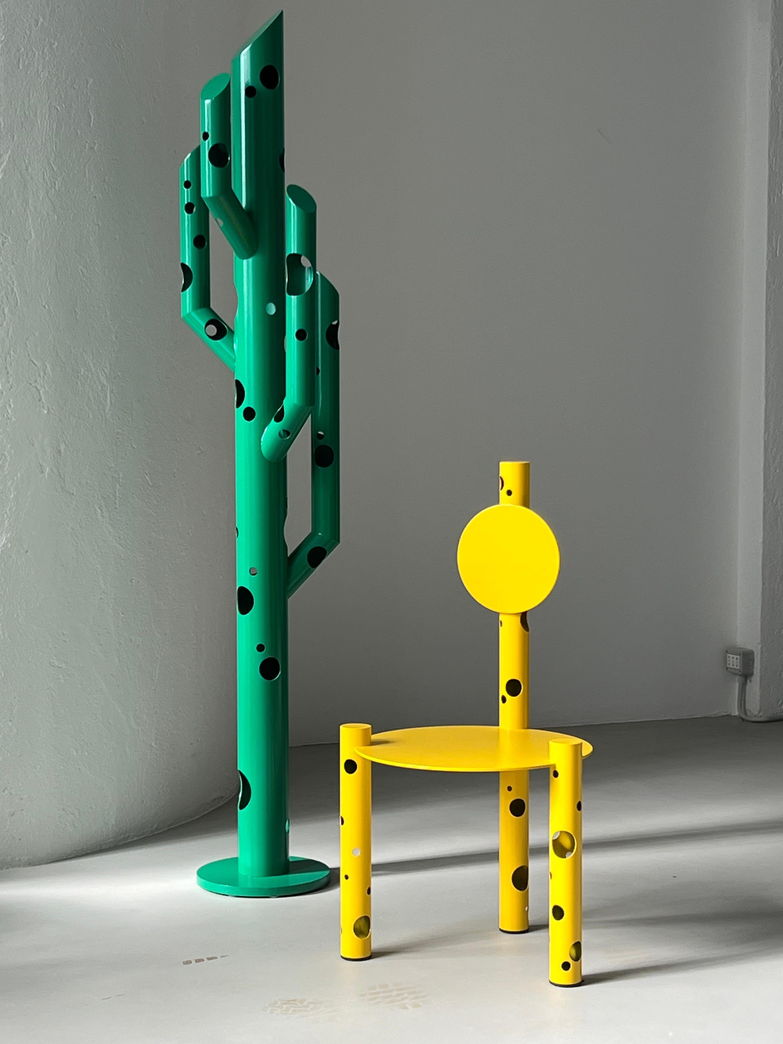 Skulpturaler Esszimmerstuhl - zeitgenössischer Sammlerstuhl - Metallstuhl mit Löchern

Der im Jahr 2024 entworfene und anlässlich der Mailänder Designwoche vorgestellte Stuhl ist die neueste Ergänzung der Silös-Kollektion von Spinzi. Das skulpturale