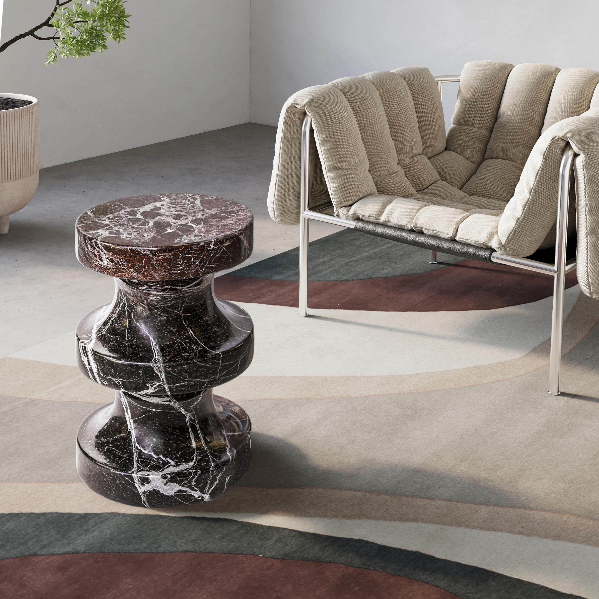 Inspiré de la base de la colonne ionique antique, Spira allie l'héritage classique et l'élégance. 
l'élégance contemporaine. La pierre naturelle n'ajoute pas seulement un air d'élégance intemporelle 
mais confère également une durabilité robuste et