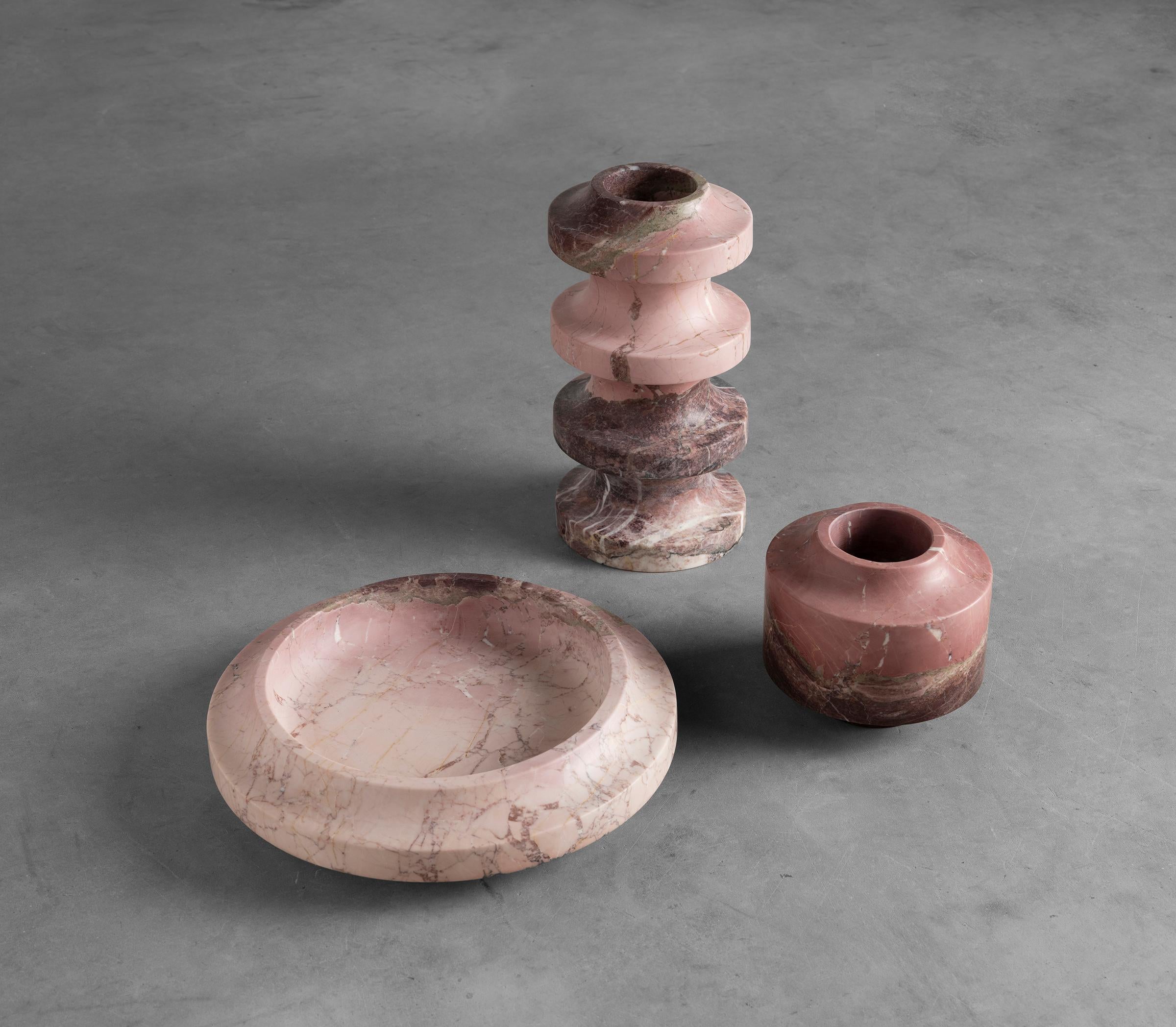 SPIRA Vessel 01 è un tributo moderno agli antichi rituali. Il vaso Spira 01 ripete il motivo della base della colonna greca.

La variazione di strati e colori nella texture di questa straordinaria pietra crea un paesaggio visivo accattivante,