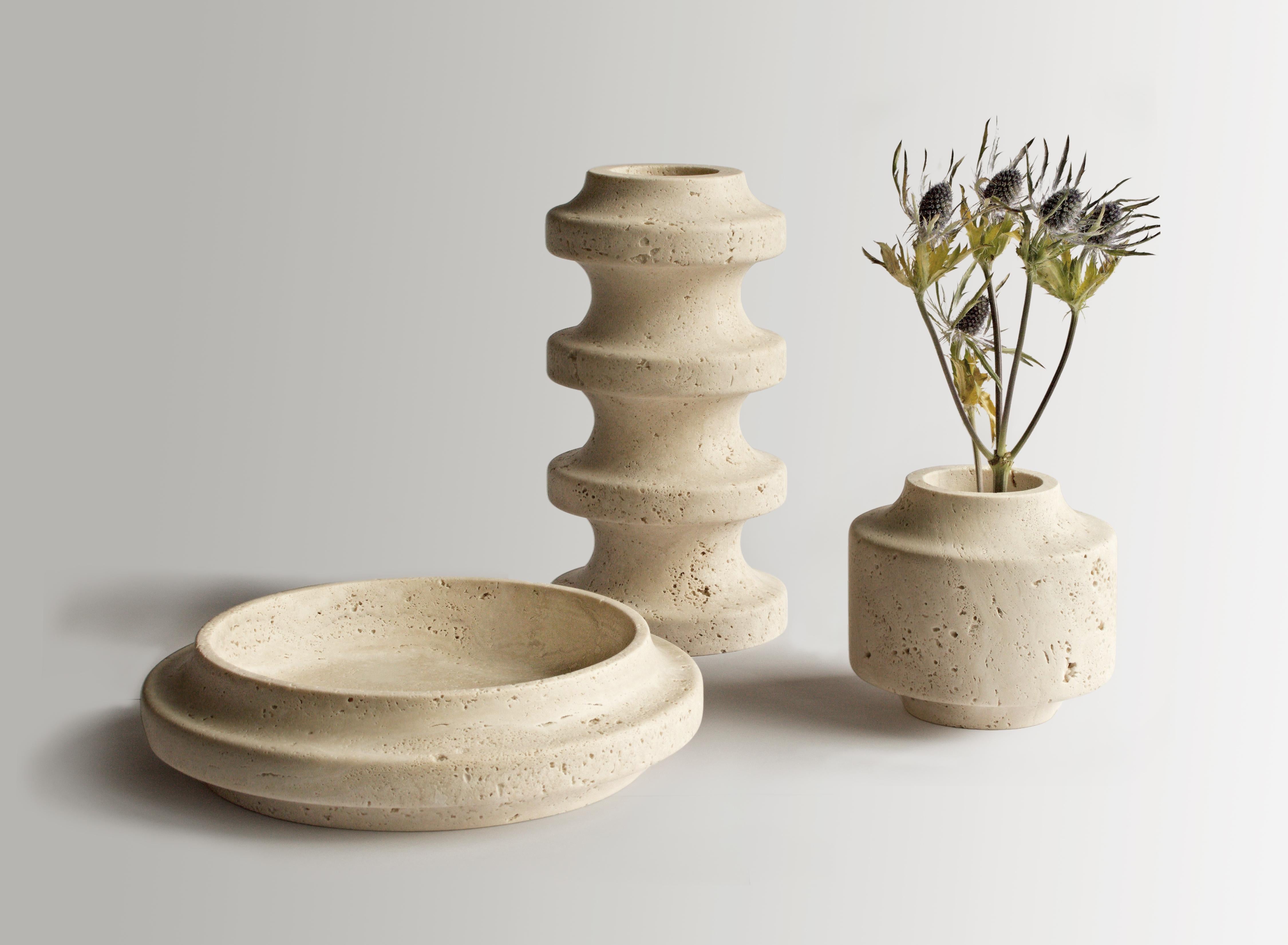 SPIRA es un homenaje moderno a los rituales antiguos. El recipiente 02 repite el motivo de la base de la columna griega antigua.

El travertino, con sus variaciones de color naturales y su delicado veteado, añade un elemento de belleza orgánica a