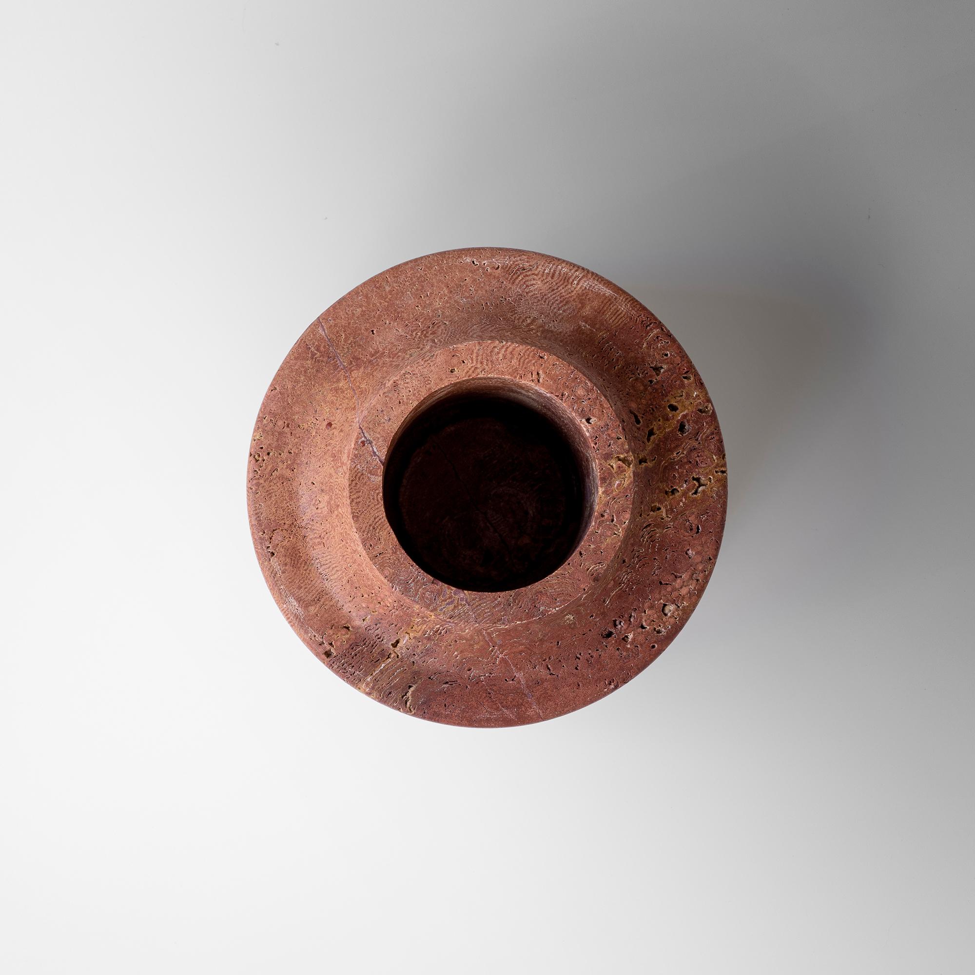 SPIRA è un tributo moderno ad antichi rituali. Il vaso 02 ripete il motivo della base della colonna greca antica.

Il travertino, con le sue variazioni di colore naturali e le delicate venature, aggiunge un elemento di bellezza organica a questa