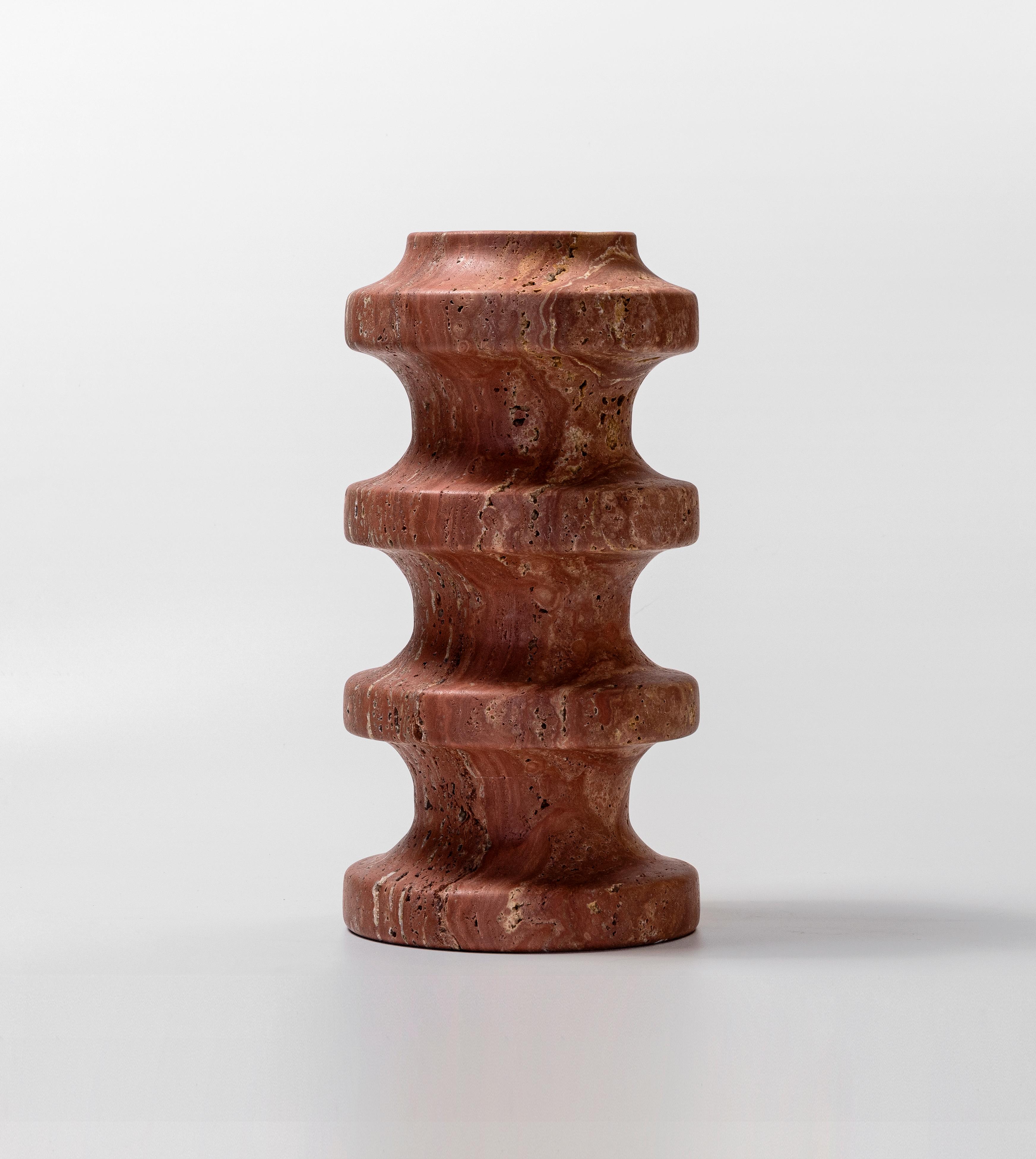 SPIRA est un hommage moderne aux rituels anciens. Le vase 03 reprend le motif de la base de la colonne grecque antique.

Le travertin, avec ses variations de couleur naturelles et ses veines délicates, ajoute un élément de beauté organique à cette