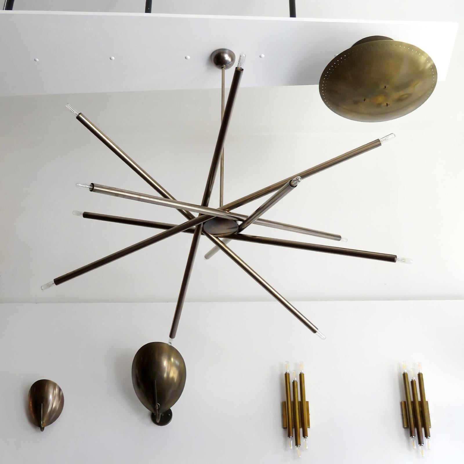splendido lampadario a dodici luci di Gallery L7, realizzato e rifinito a mano a Los Angeles con ottone americano grezzo e invecchiato, diametro di 48 pollici, altezza personalizzabile su richiesta (mostrato con una caduta totale di 40 pollici),