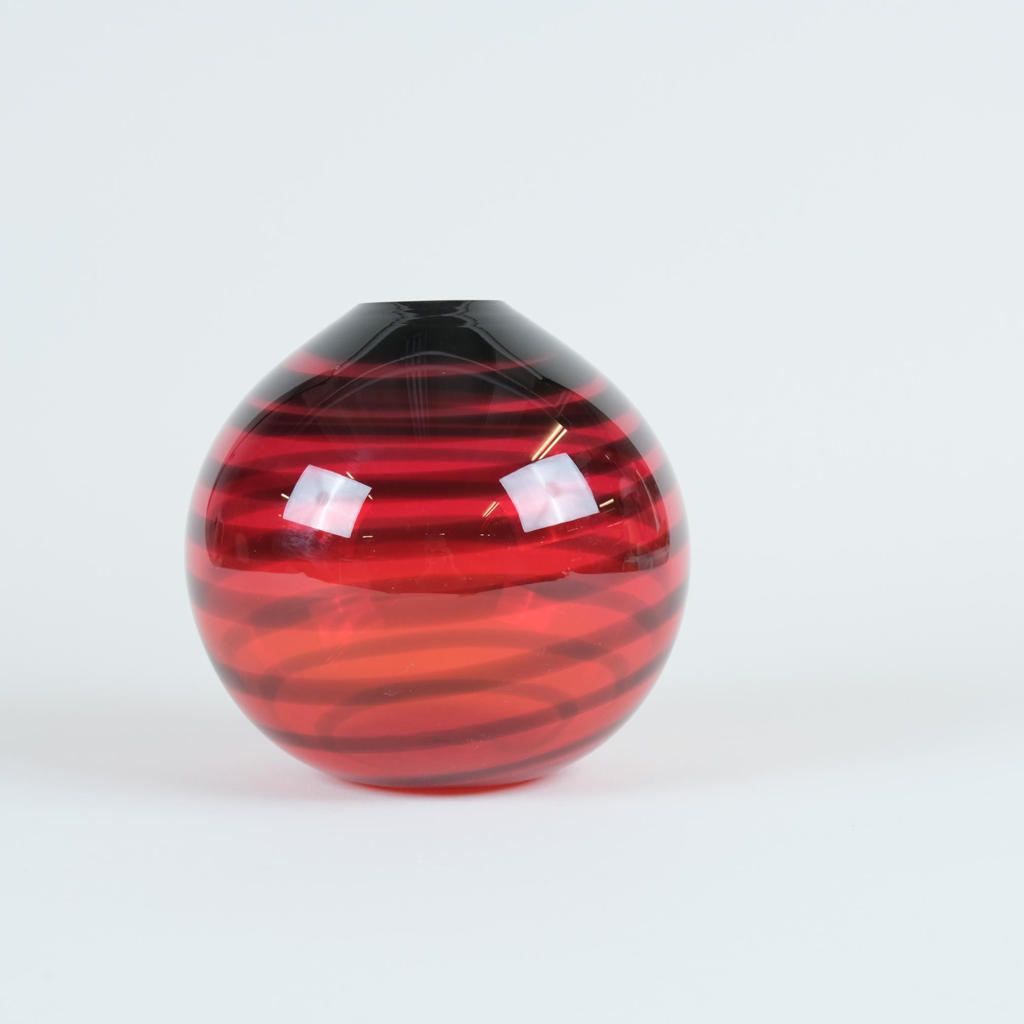 Un rarissimo vaso in rosso e nero della designer finlandese contemporanea Brita Flander e del soffiatore di Nuutajärvi Timo Niekka, disegnato e realizzato per l'apertura del negozio Marimekko a Kamppi Helsinki. Di questa serie sono stati realizzati