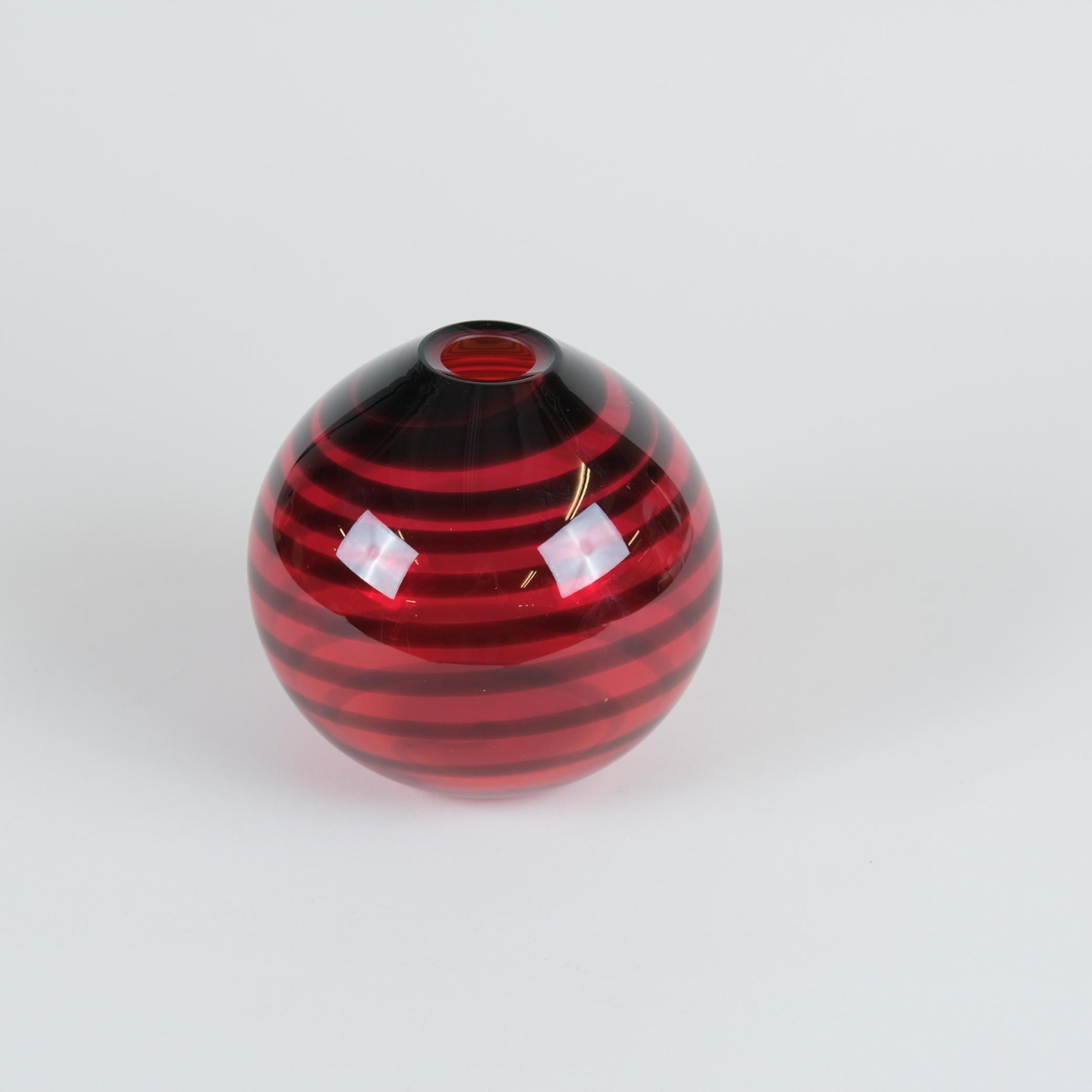 Mid-Century moderno Vaso Spiral Ball, Brita Flander per Marimekko, numerato 2/20, Nuutajärvi 2025 in vendita