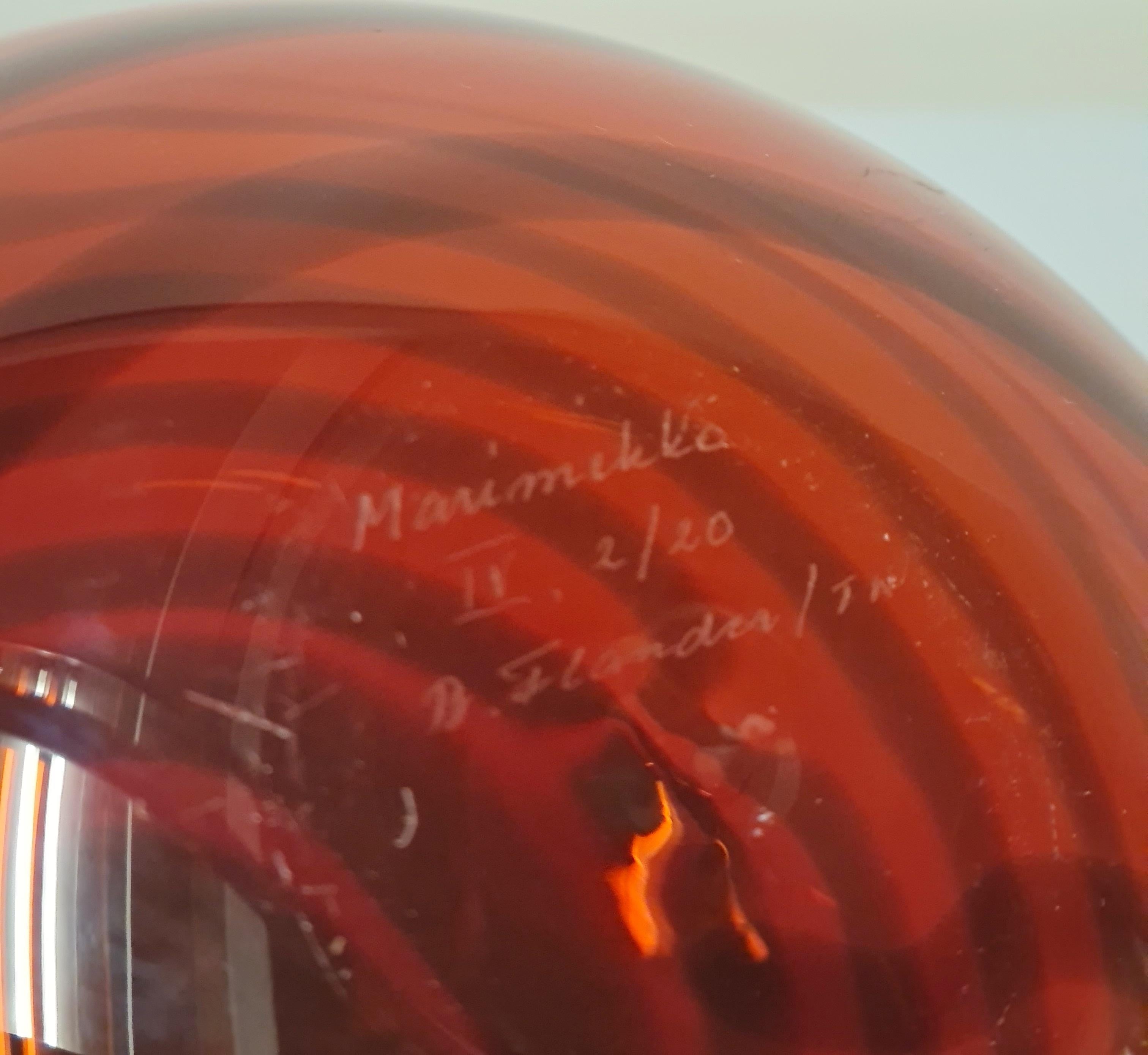 Fatto a mano Vaso Spiral Ball, Brita Flander per Marimekko, numerato 2/20, Nuutajärvi 2025 in vendita